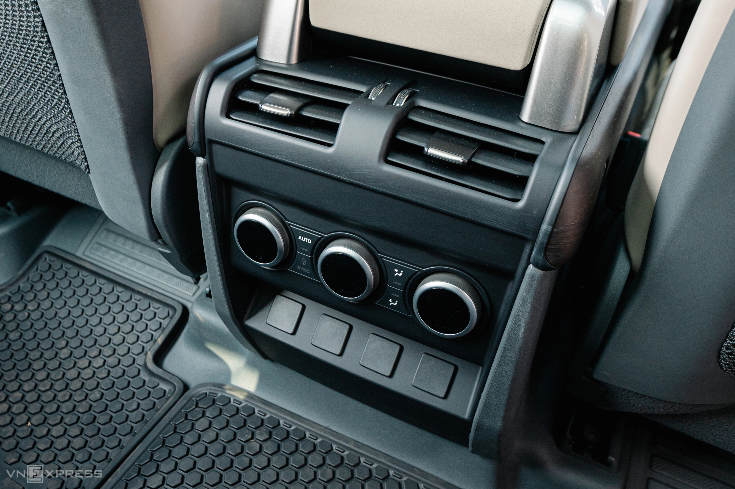 Land Rover Defender 130 2026 5