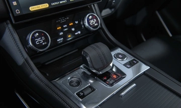 Jaguar F-Pace 2026 37