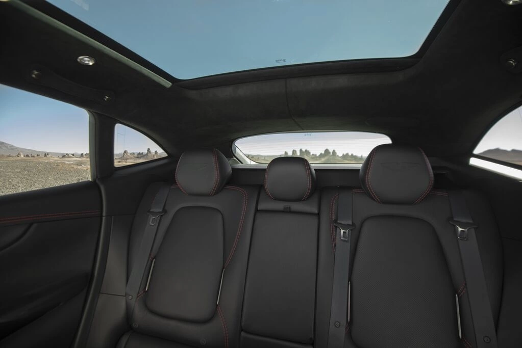 Aston Martin DBX 2026 13