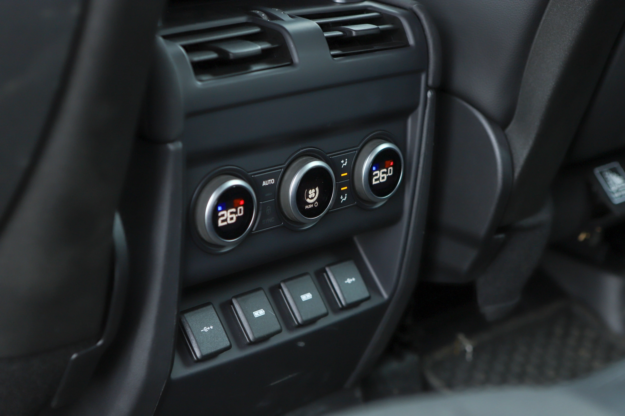 Land Rover Defender 130 2026 8