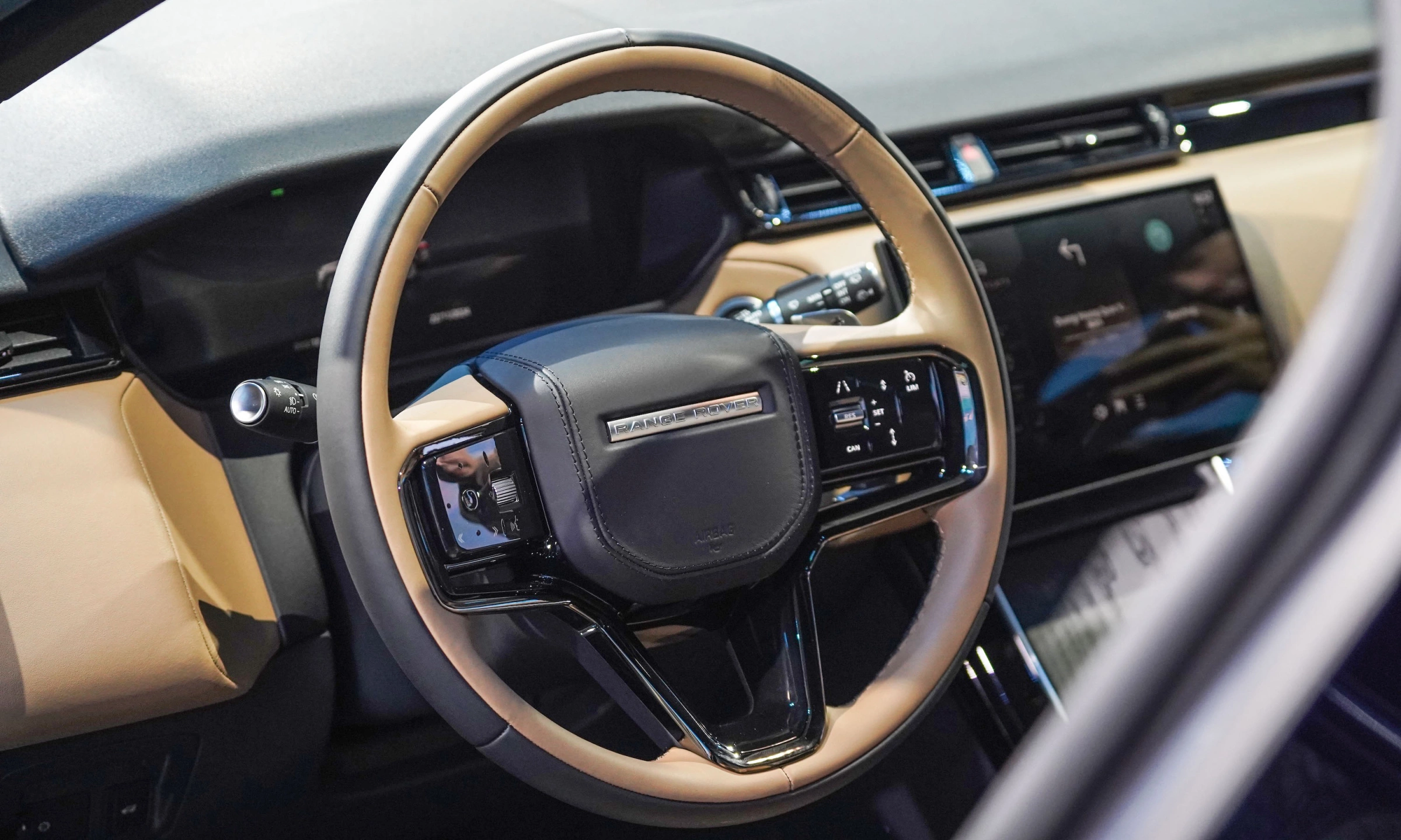 Land Rover Range Rover Velar 2026 14