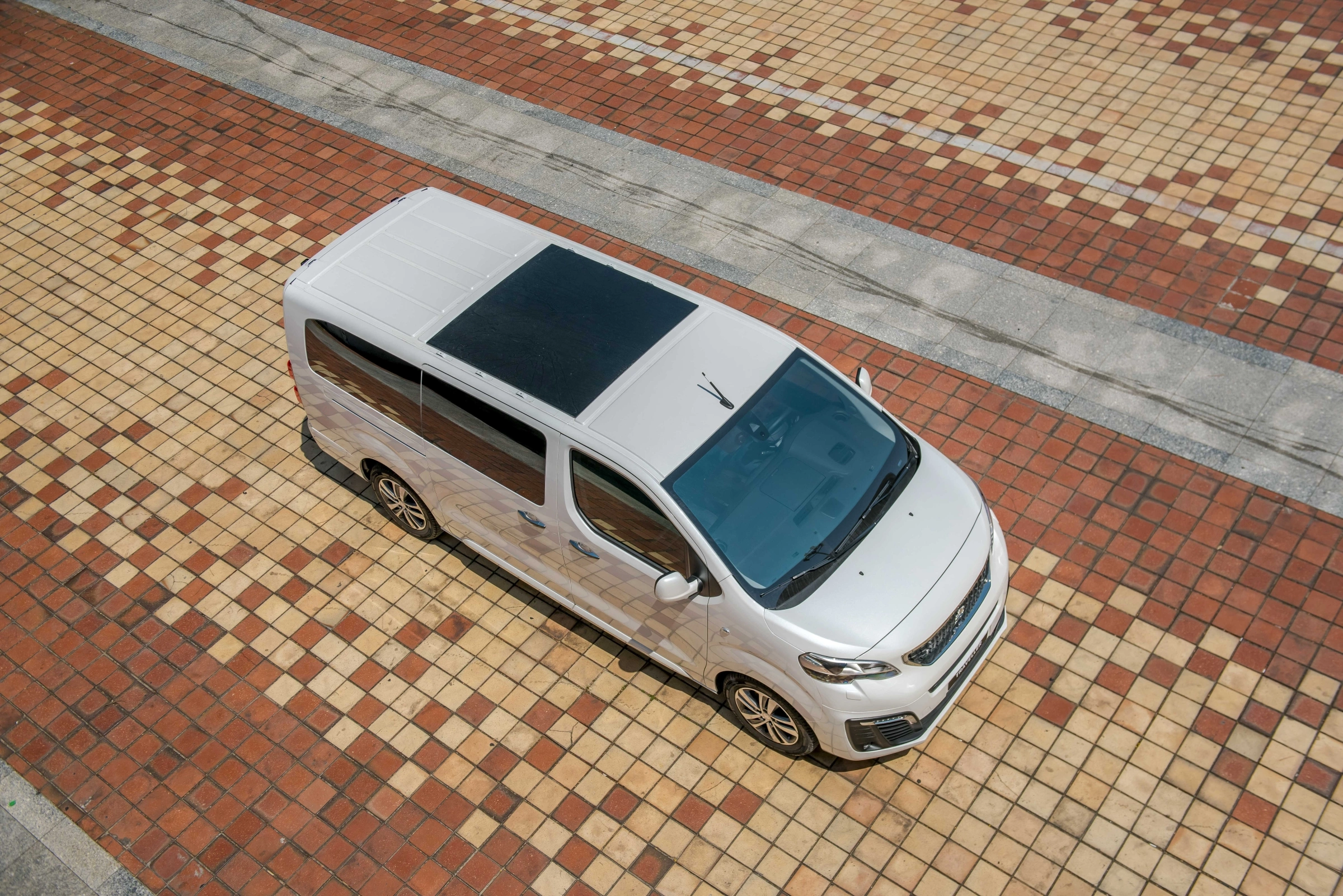 Peugeot Traveller 2026 4