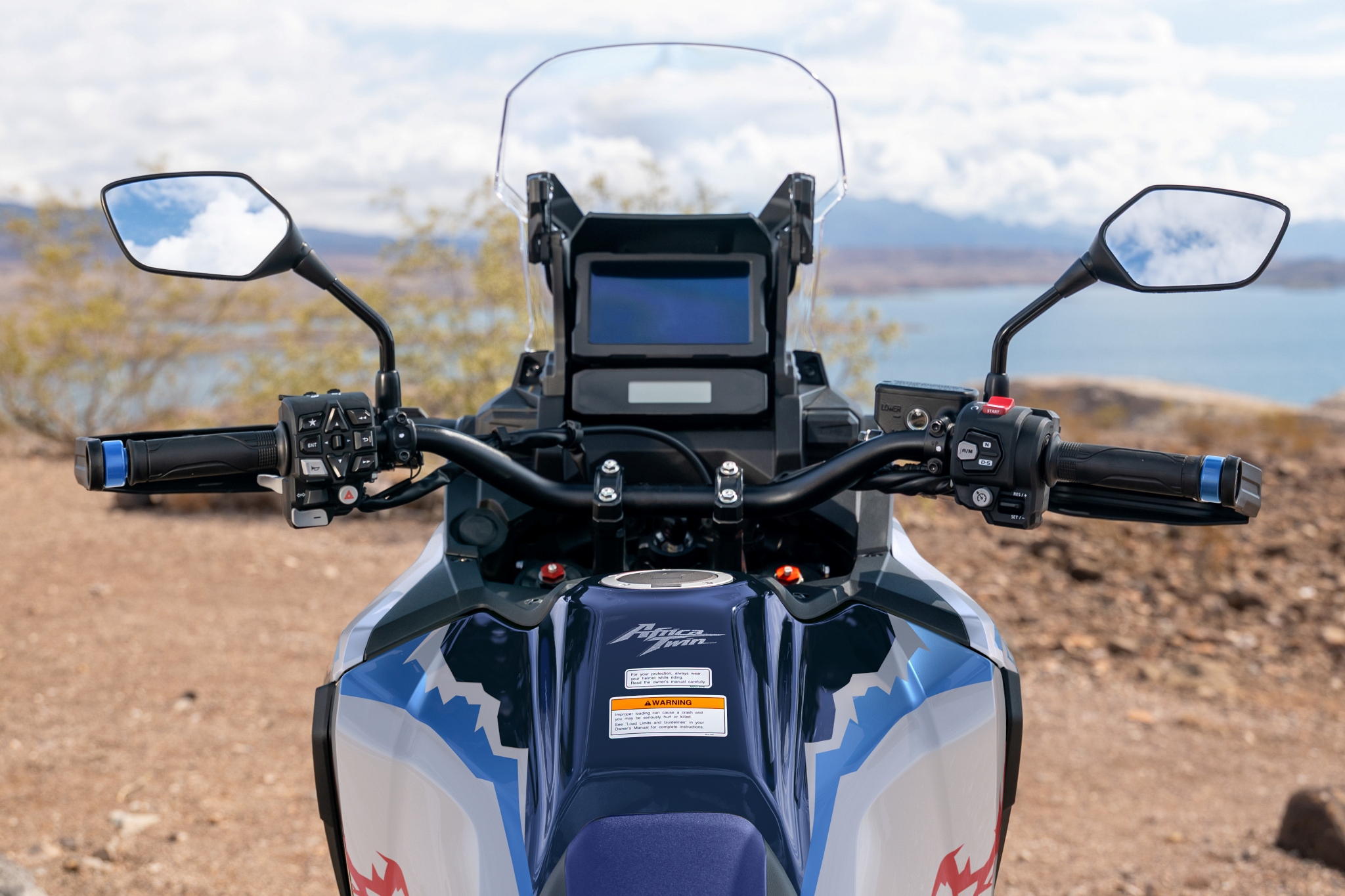 Màn hình cảm ứng của cả hai phiên bản Africa Twin 2026 đều hỗ trợ kết nối Apple CarPlay/Android Auto không dây (Ảnh: Honda).