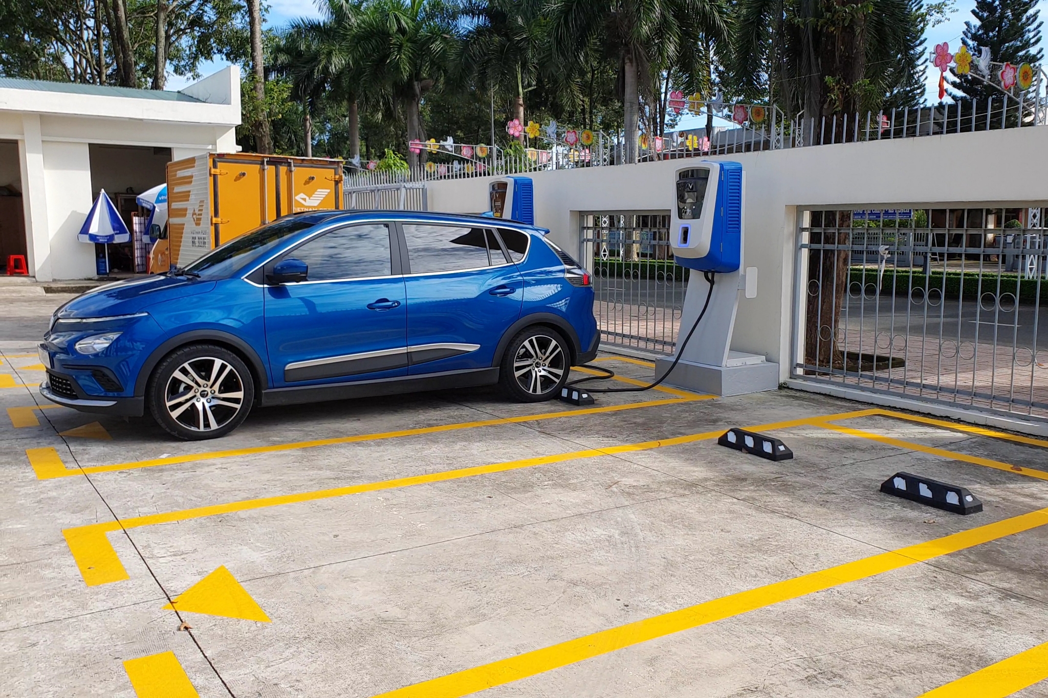 V-Green cùng Vietnam Post triển khai hơn 16.000 tủ đổi pin và 2.000 trụ sạc xe điện