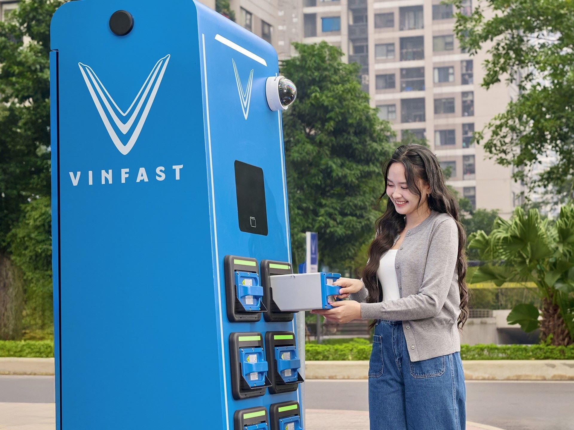 V-Green hợp tác EVNHANOI triển khai 10.000 tủ đổi pin xe máy điện