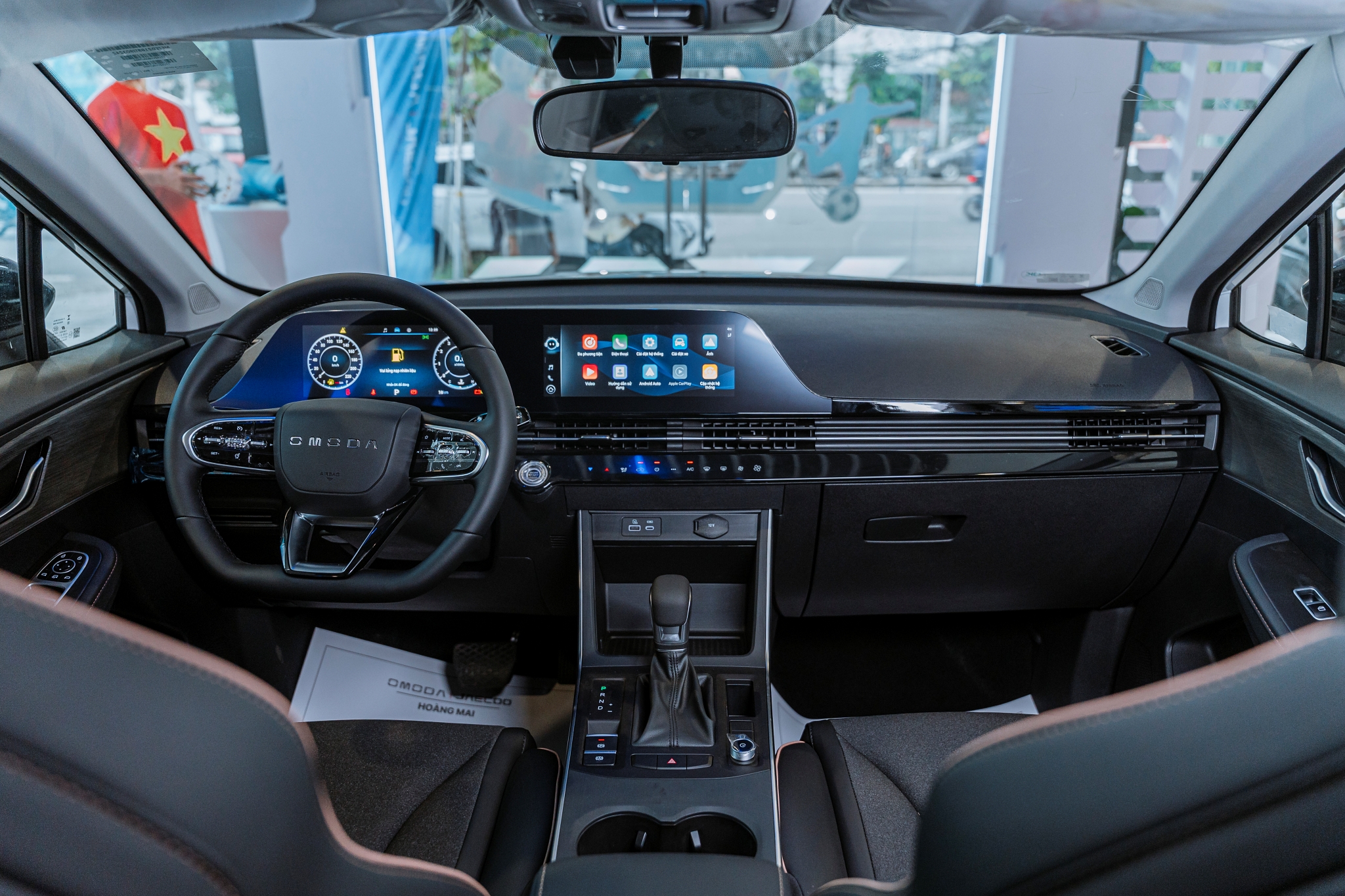 Phanh tay điện tử tích hợp Auto Hold trên C5 Sport là sự khác biệt lớn so với các mẫu xe hạng A (Ảnh: Gia An).