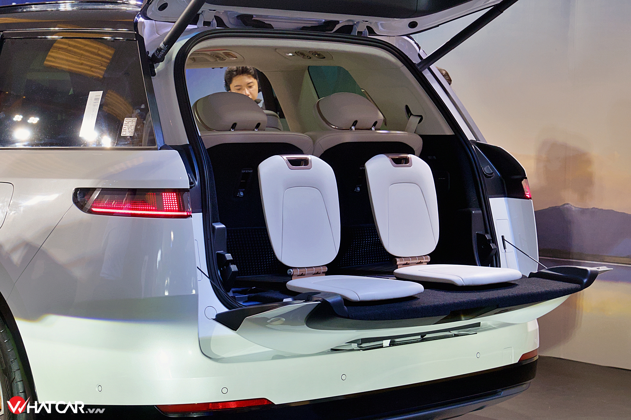 Sự "Range Rover" còn nằm ở cốp điện dạng vỏ sò. Riêng cửa dưới chịu tải tối đa 300kg, do đó người dùng có thể ngồi câu cá, ngắm cảnh tại đây bằng cặp ghế di động thuộc bộ phụ kiện tùy chọn cho Lynk & Co 900.
