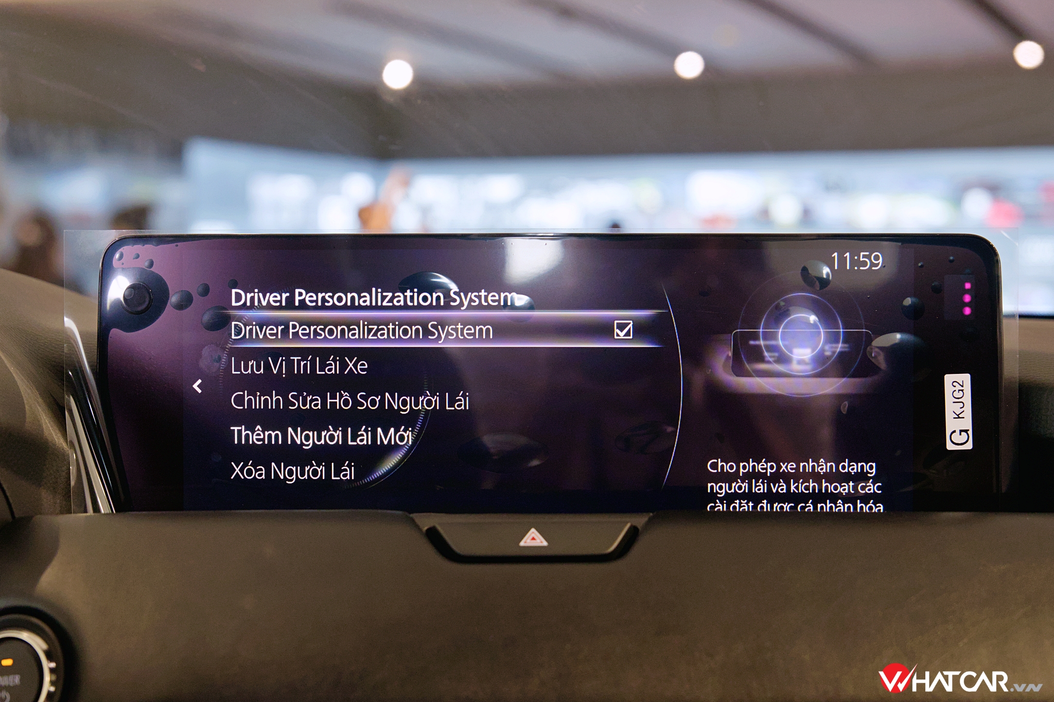 Thậm chí, CX-60 có khả năng tự động căn chỉnh ghế ngồi, vô-lăng, HUD, gương chiếu hậu... sao cho thích hợp nhất với từng người dùng, dựa vào dữ liệu từ camera trên màn hình và số đo chiều cao của người dùng. Mỗi hồ sơ còn bao gồm cài đặt liên quan đến hệ thống giải trí hay điều hòa, tất cả sẽ tự khôi phục mỗi khi xe nhận diện thành công bằng quá trình quét khuôn mặt (Ảnh: Trung Nghĩa).