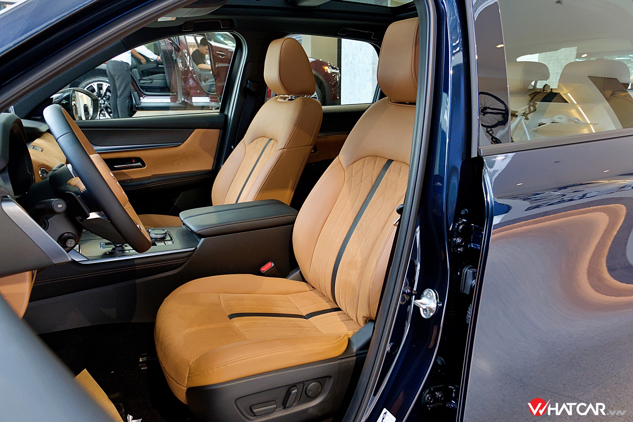 Ở phiên bản 3.3 Turbo HEV AWD, người mua xe sẽ nhận về ghế bọc da Nappa pha vải Quilted Leganu Suede mềm mịn. Hàng ghế trước chỉnh điện 10 hướng; riêng ghế lái nhớ 2 vị trí, đồng bộ với vô-lăng chỉnh điện 4 hướng và gương chiếu hậu ngoại thất, có khả năng tự động lùi ra mỗi khi mở cửa để người dùng dễ dàng ra/vào phương tiện (Ảnh: Trung Nghĩa).