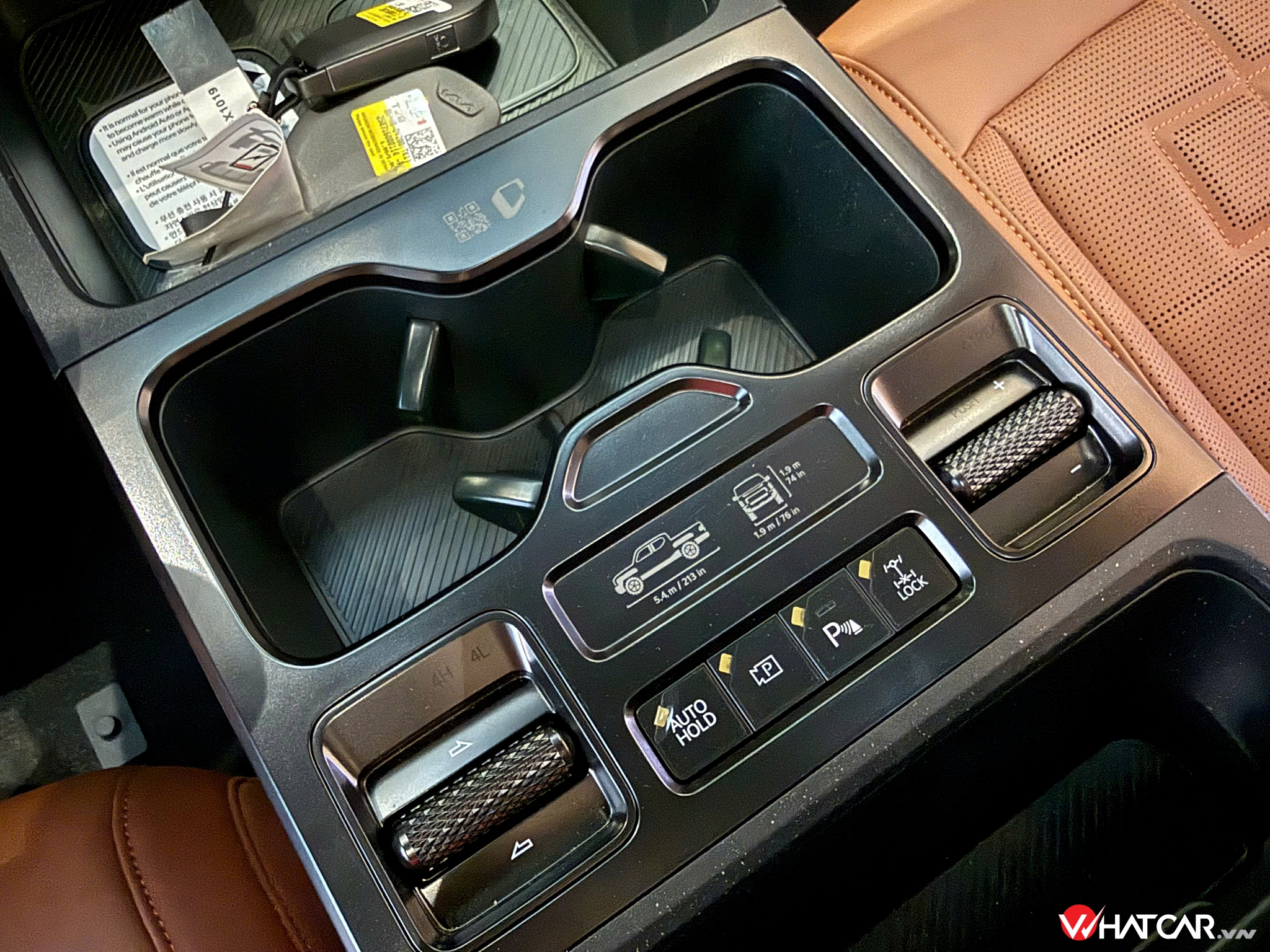 Cụm công tắc gài cầu điện tử và điều chỉnh hệ thống hỗ trợ off-road trên Kia Tasman X-Pro (Ảnh: Thắng X.O.).