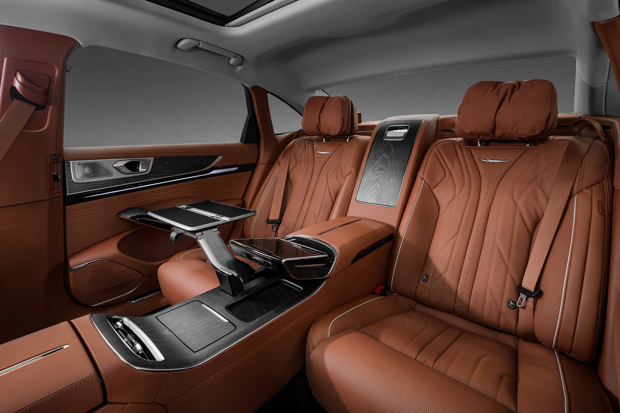 Cấu hình VIP 4 chỗ ngồi có cụm "yên ngựa" kéo dài tích hợp bàn làm việc, bảng điều khiển dạng cảm ứng, sạc không dây và nhiều ngăn chứa đồ (Ảnh: Senat).