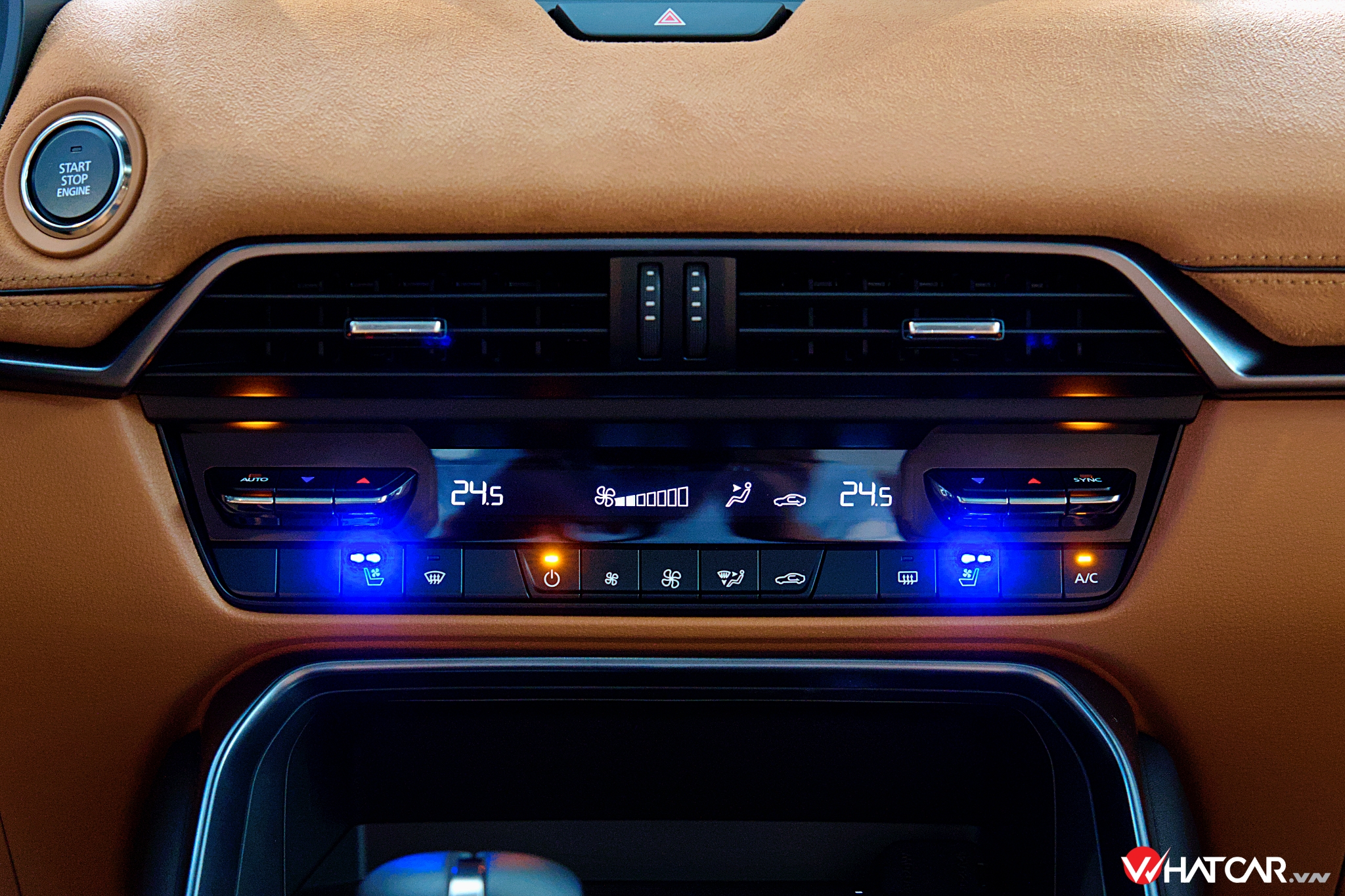 Ngoài ra, tài xế có thể nắm bắt thông tin thông qua màn hình HUD 10,4 inch. Trái với CX-5 thế hệ thứ ba "tống" mọi thứ vào màn hình cảm ứng, CX-60 duy trì cụm phím cơ học dành cho điều hòa tự động hai vùng độc lập và tính năng thông gió/sưởi ấm ghế (Ảnh: Trung Nghĩa).