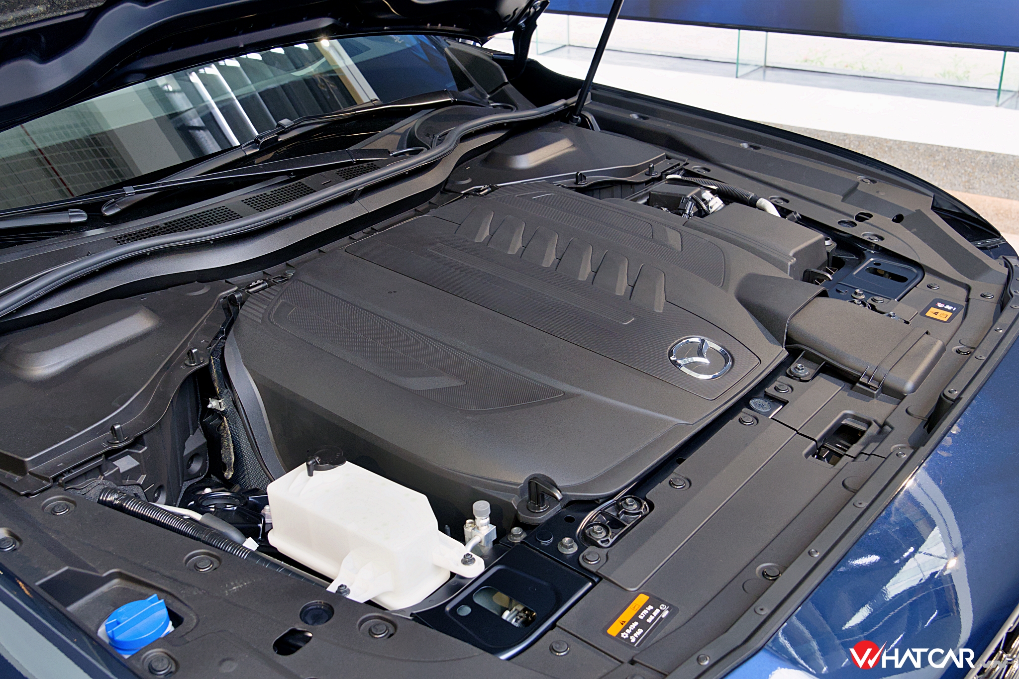 "Trái tim" của CX-60 là động cơ xăng e-Skyactiv-G 6 xi-lanh thẳng hàng, 3.3L tăng áp, sản sinh công suất tối đa 280 mã lực tại 5.000-6.000 vòng/phút và mô-men xoắn cực đại 450Nm trong dải vòng tua 2.000-3.500 vòng/phút. Theo công bố của nhà sản xuất, chiếc SUV nặng ngót 1,9 tấn tăng tốc 0-100km/h chỉ mất 6,9 giây, trước khi chạm tốc độ tối đa 219km/h (Ảnh: Trung Nghĩa).