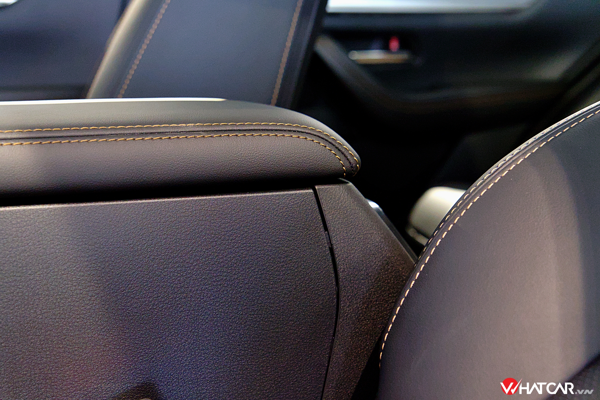 Không thể phủ nhận nỗ lực của Mazda, song vẫn tồn tại những tiểu tiết nên được trau chuốt hơn. Chẳng hạn, đèn hậu LED có sự chênh lệch đáng kể về độ sáng giữa hai mảnh, hay các mối ghép trong khoang xe chưa được xử lý tốt (Ảnh: Trung Nghĩa).