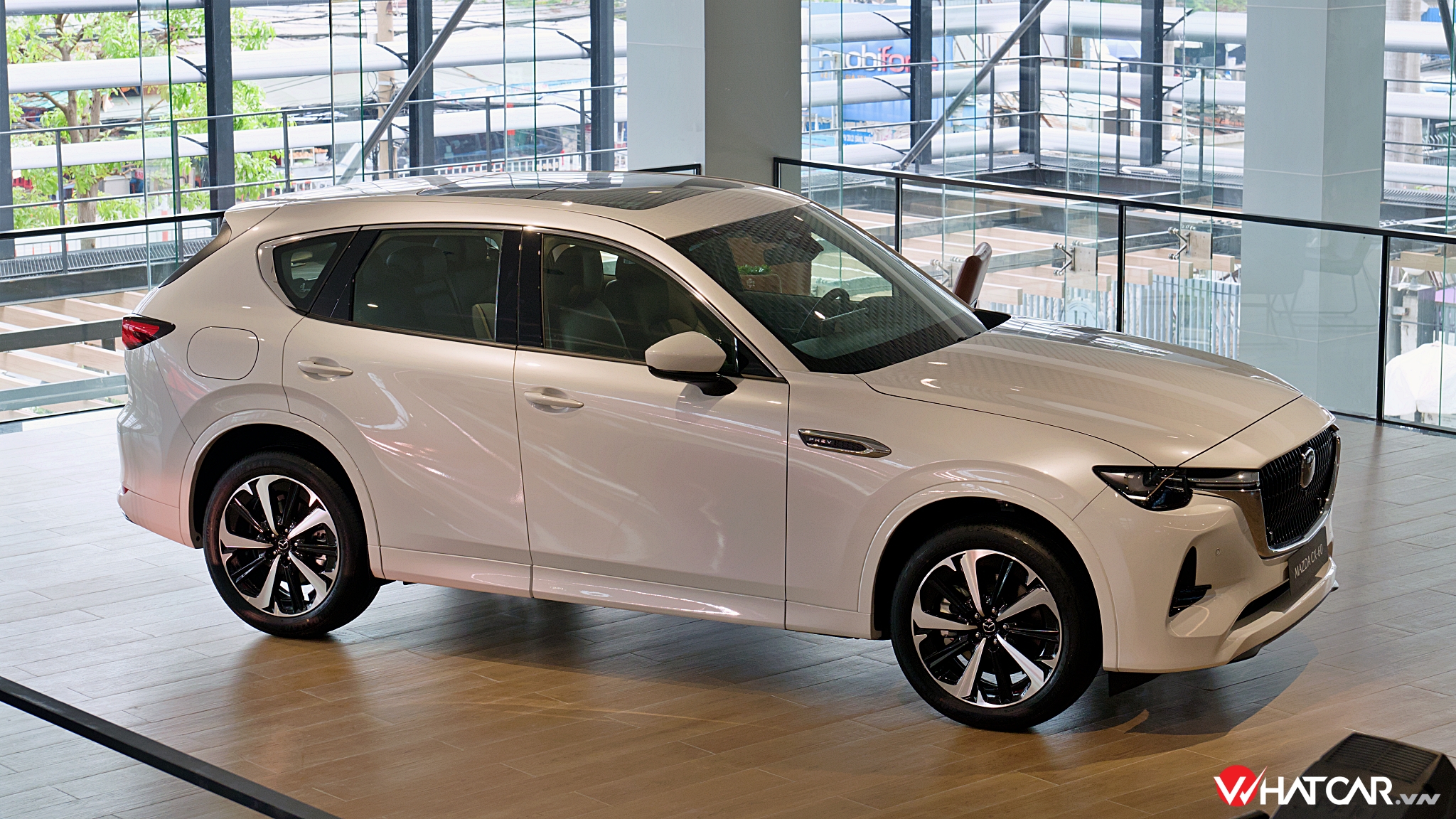 Với chiều dài x rộng x cao đạt 4.745 x 1.890 x 1.680mm và trục cơ sở 2.870mm, Mazda CX-60 lộ rõ tham vọng đối đầu trực diện bộ ba SUV hạng sang cỡ trung: Mercedes-Benz GLC - BMW X3 - Audi Q5. Đứng cạnh "đàn em" CX-5, CX-60 bề thế hơn hẳn với 155mm chiều dài, 45mm chiều rộng và tận 170mm trục cơ sở tăng thêm. Khoảng sáng gầm 175mm, bán kính quay đầu tối thiểu 5,4m gọn hơn cả CX-5 (5,5m) (Ảnh: Trung Nghĩa).