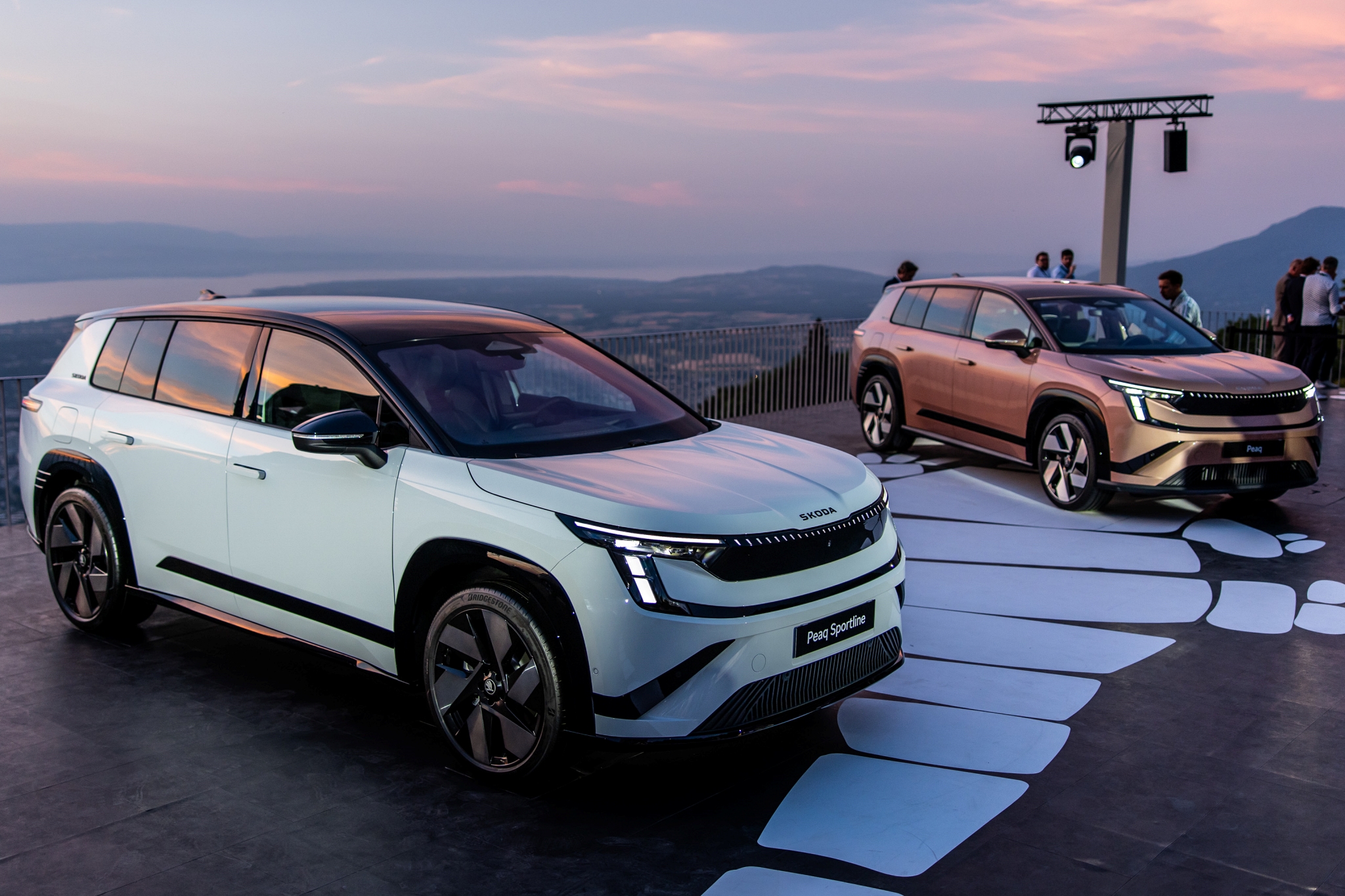 Gói Sportline đề cao vẻ thể thao bằng loạt chi tiết đen bóng, vô-lăng ba chấu và tùy chọn hai tông màu (Ảnh: Skoda).