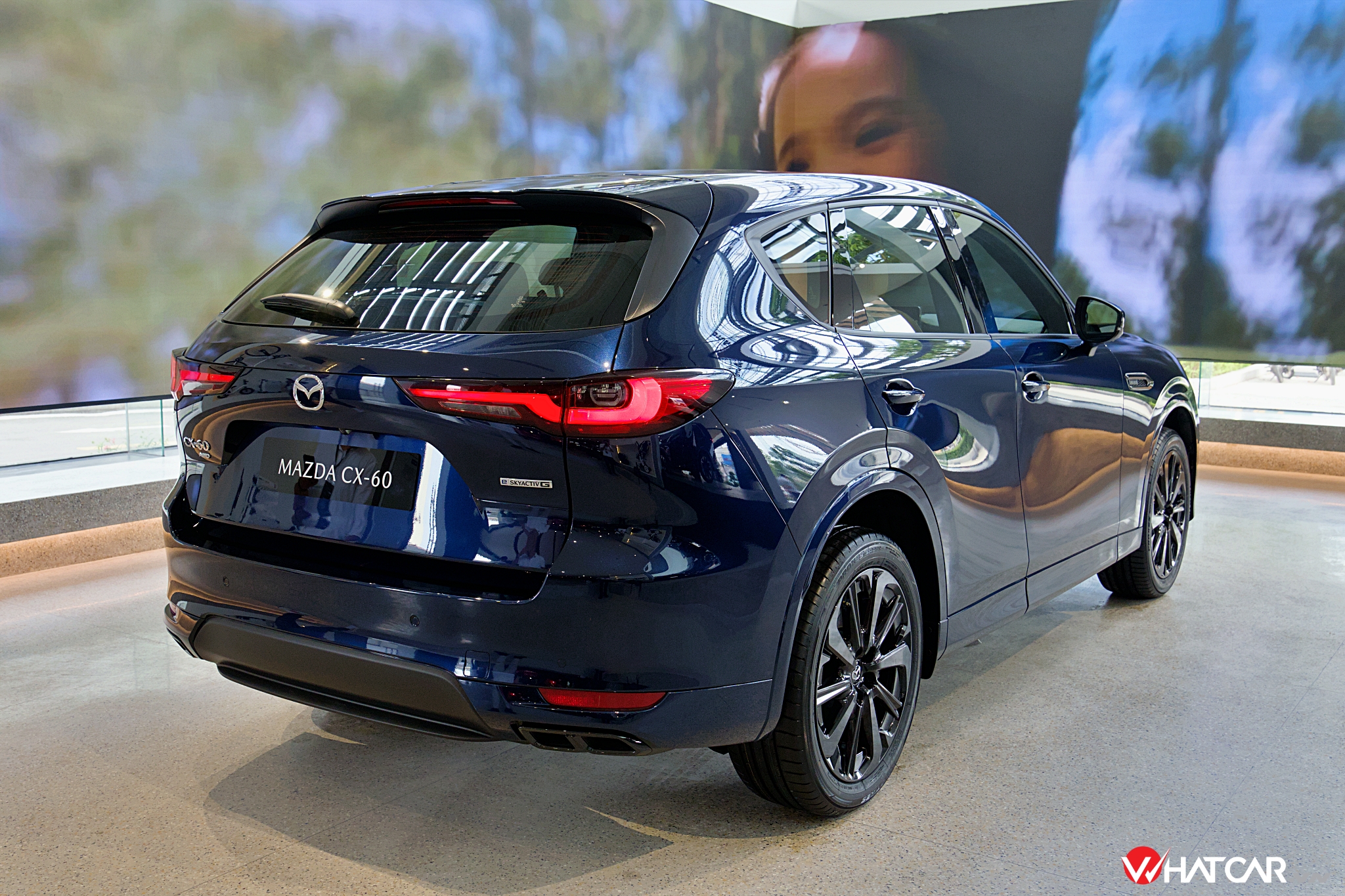 Rõ ràng, Large Product nói chung và CX-60 nói riêng không sinh ra để "gánh" doanh số, mà nhằm đưa Mazda từ cùng hạng Toyota, Honda lên một đẳng cấp tiệm cận Mercedes-Benz, BMW. Giới chuyên môn nhận định con số 1,7 tỷ đồng tương xứng với những gì CX-60 sở hữu, hướng đến tệp khách hàng tìm kiếm phần nào không khí xe sang châu Âu trên một chiếc xe Nhật. Tuy nhiên, Mazda lẫn Thaco Auto cần thuyết phục được khách hàng đang chi tiền phương tiện cao cấp thực thụ, chứ không đơn thuần là xe Mazda bình thường nhưng đắt gấp đôi CX-5, CX-8 (Ảnh: Trung Nghĩa).