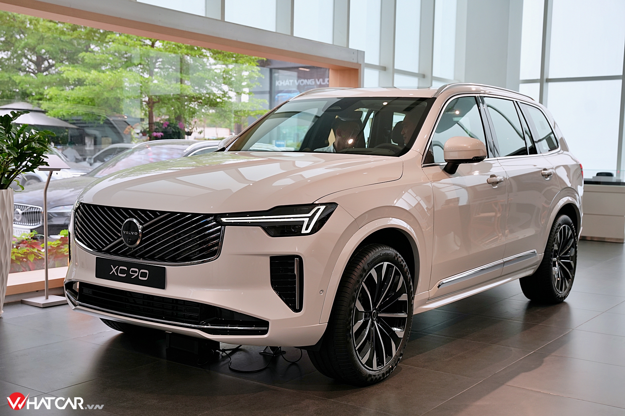 Với mức giá 3,29 tỷ đồng, Volvo XC90 là lựa chọn xe sang ba hàng ghế có giá bán sát với Lynk & Co 900 nhất (Ảnh: Bình Trần).