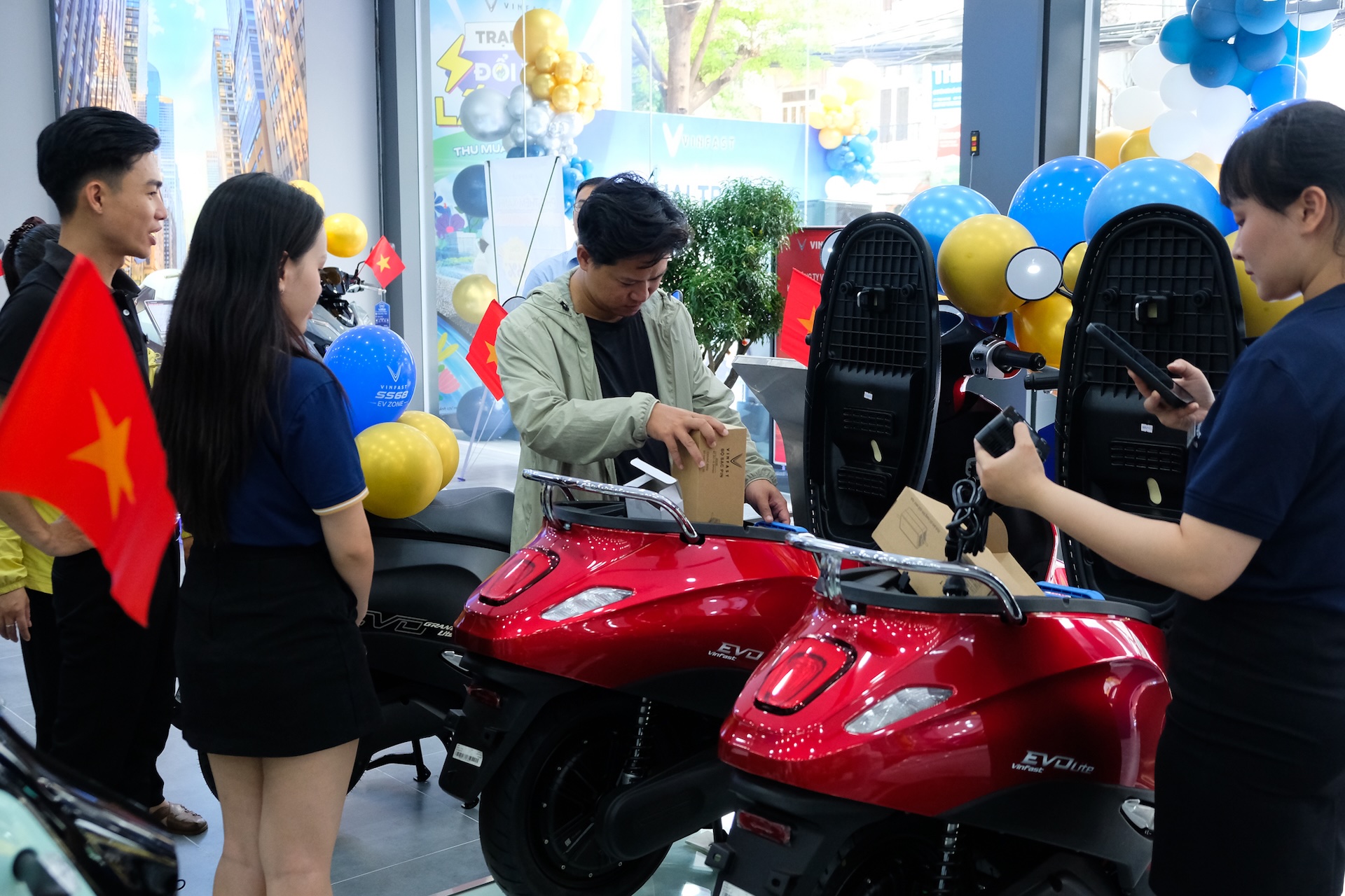VinFast cùng các đối tác vừa đẩy mạnh mở rộng mạng lưới showroom, vừa liên tục cải thiện chất lượng dịch vụ nhằm tạo sự hài lòng cho khách hàng (Ảnh: VF).