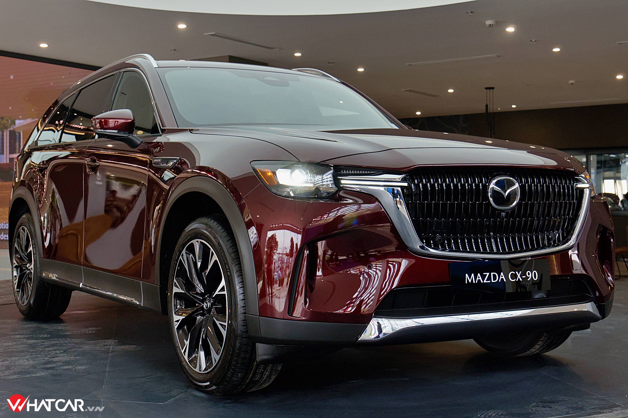 Hướng tiếp cận của Lynk & Co 900 và Mazda CX-90 khá tương đồng khi đều nhắm vào nhóm cận sang, thay vì lên ngang tầm Mercedes-Benz, BMW (Ảnh: Trung Nghĩa).