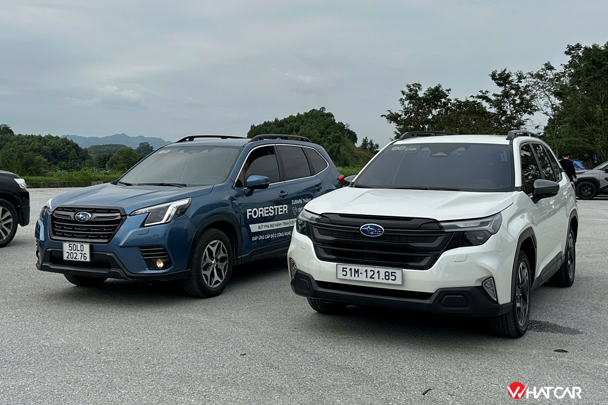 Forester thế hệ mới (màu trắng) dùng máy xăng 2.5L, giá 1,299-1,399 tỷ đồng tăng 200 triệu so với trước (Ảnh: Bình Trần).