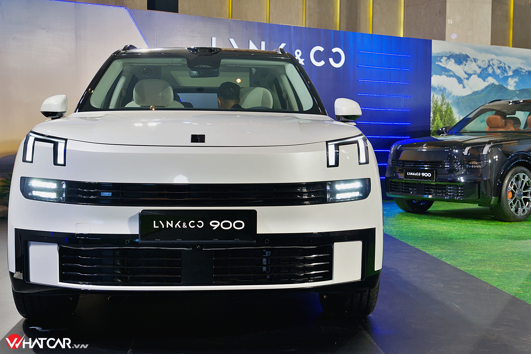 Lynk & Co áp dụng dáng vóc lực lưỡng, vuông vức đặc trưng của dòng SUV full-size, ít cắt xẻ phức tạp. Ở đầu xe, dải đèn định vị chữ "Y" ôm sát ca-pô giữ vai trò là đặc điểm nhận dạng chủ chốt, tự động chạy hiệu ứng chào mừng mỗi khi người dùng đến gần. Hốc hút gió trung tâm đa nan ngang trông đơn giản hơn loại đóng/mở chủ động của nguyên mẫu trưng bày trước đây.