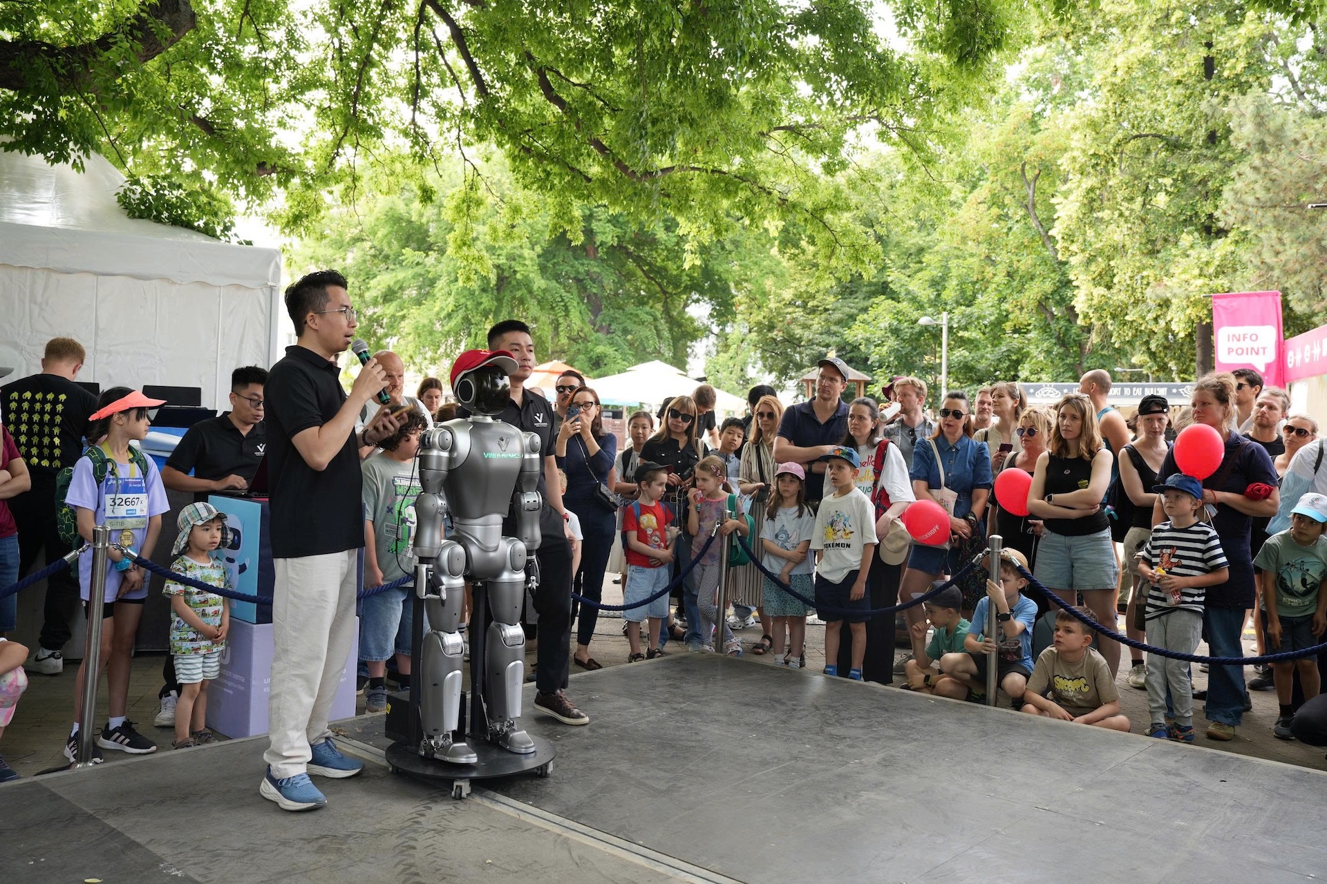 Robot hình người của người Việt "chào sân" 2 sự kiện công nghệ hàng đầu thế giới