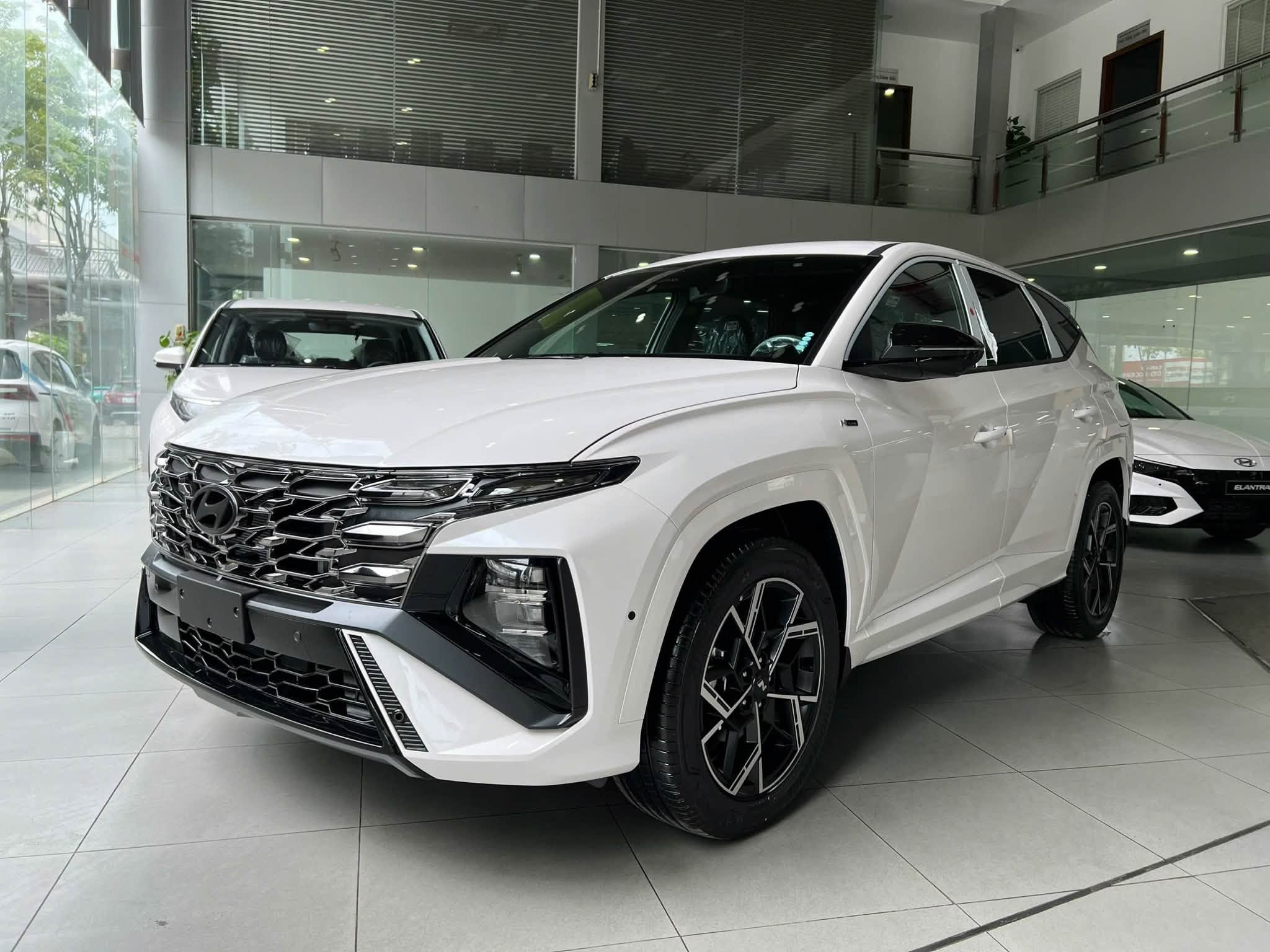 Hyundai Tucson VIN 2025 giảm sâu tại đại lý, bản cao nhất xuống dưới Toyota Corolla Cross để dọn đường đón xe mới