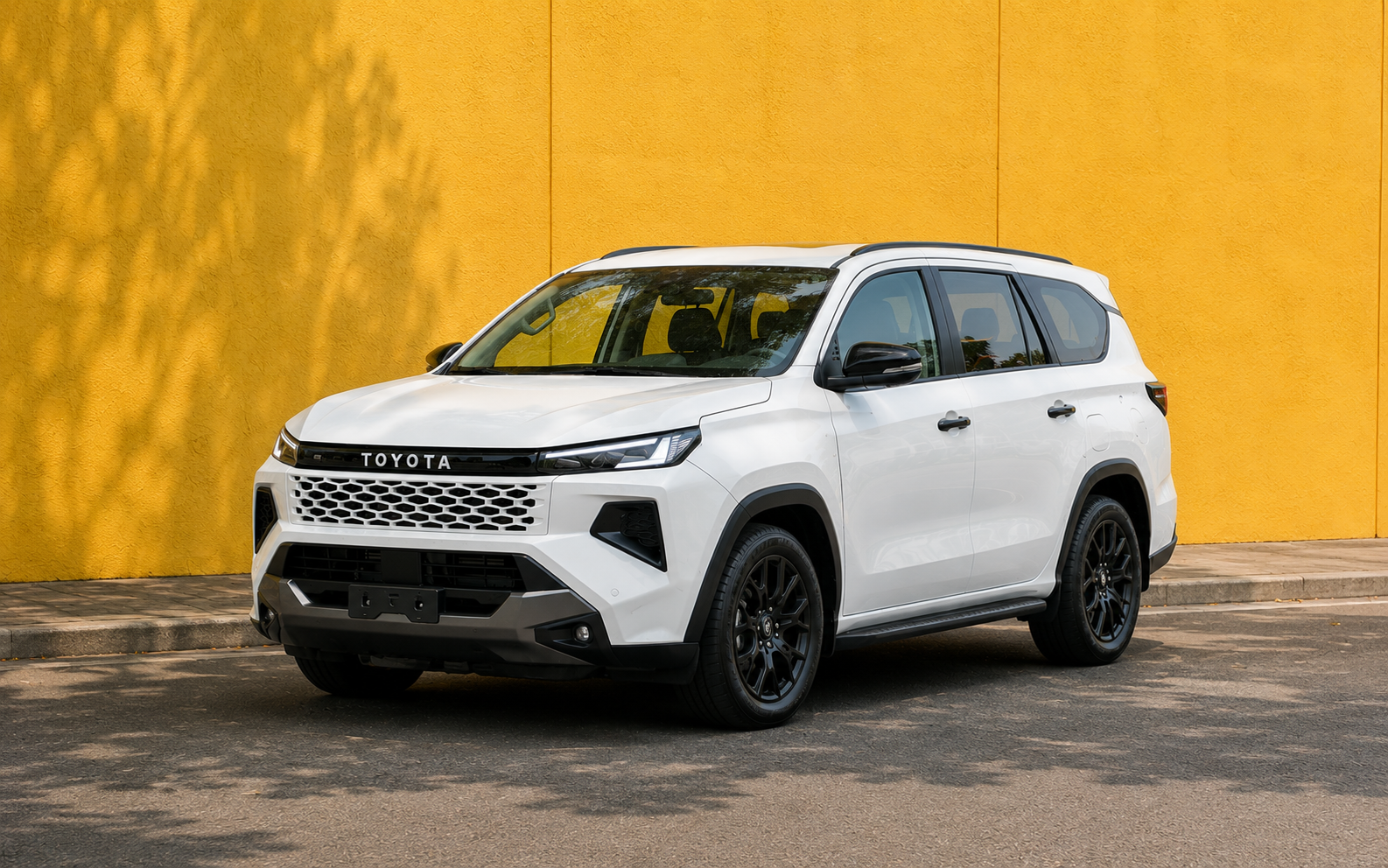 Toyota Innova Cross 2027 lộ diện rõ hơn khi chạy thử: Đầu xe "lột xác" theo phong cách Hilux