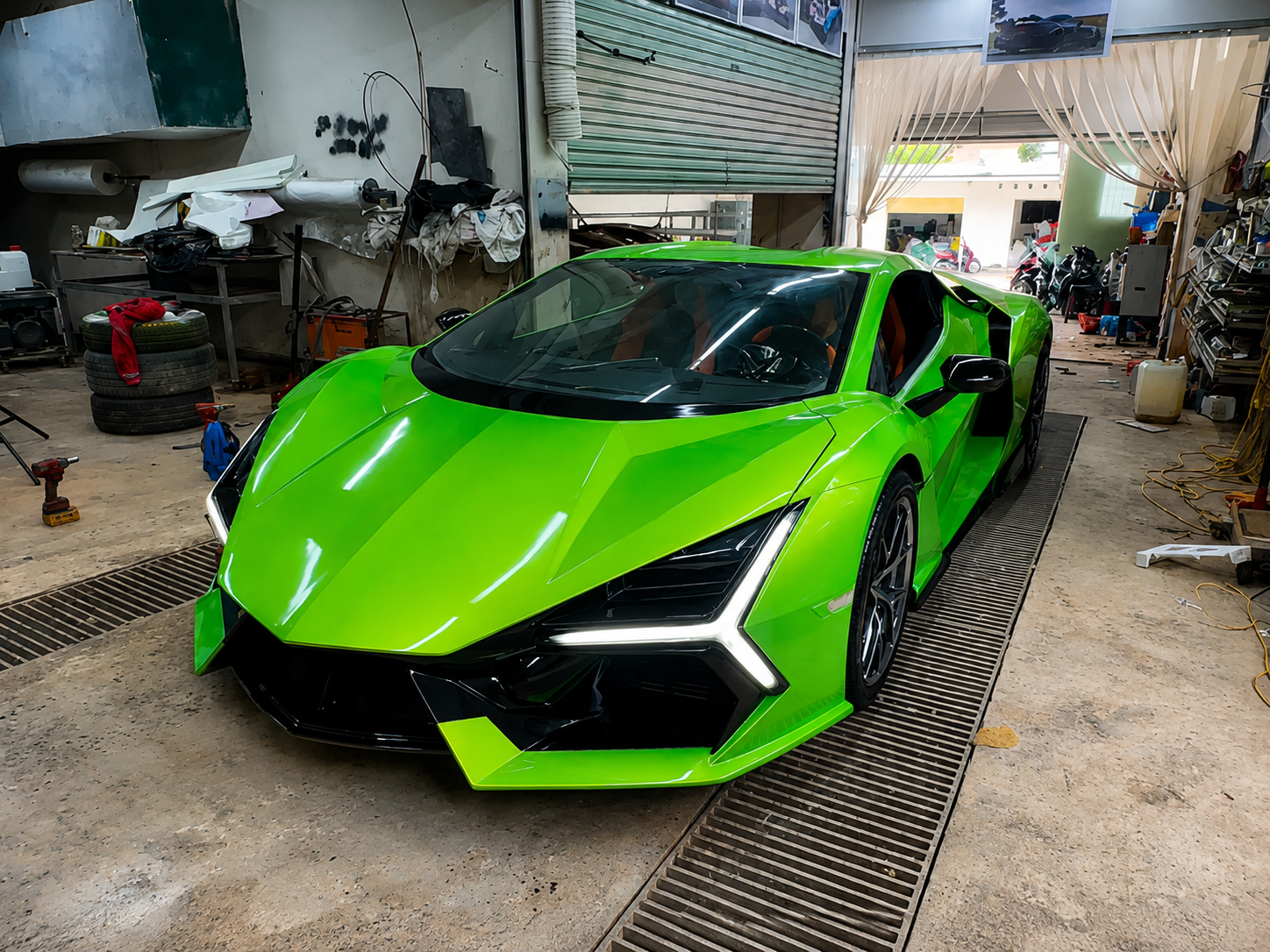 Dùng xe Nissan cũ để tạo nên Lamborghini Revuelto, nhóm YouTuber Việt gây tiếng vang trên báo Mỹ