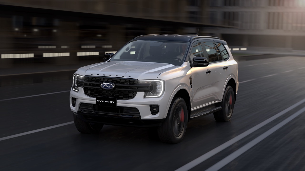 Một số phiên bản Ford Everest được tặng gói thay dầu định kỳ. Ảnh: Ford
