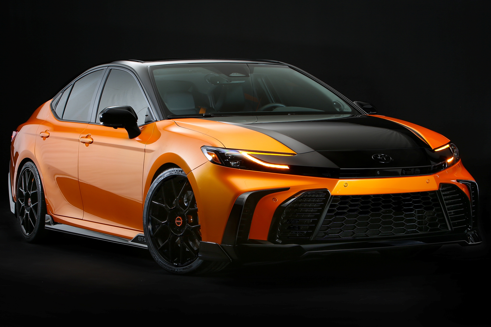 Camry GT-S Concept mang loạt chi tiết được cảm hứng từ xe đua từng ra mắt tại SEMA Show 2025 ở Mỹ (Ảnh: Toyota).