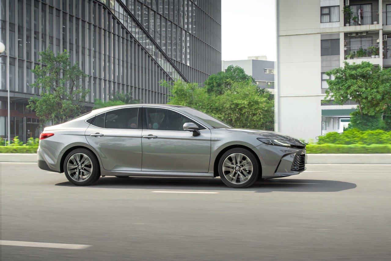 Mức giá mới giúp Camry Hybrid cạnh tranh hơn trên thị trường. Ảnh: Toyota