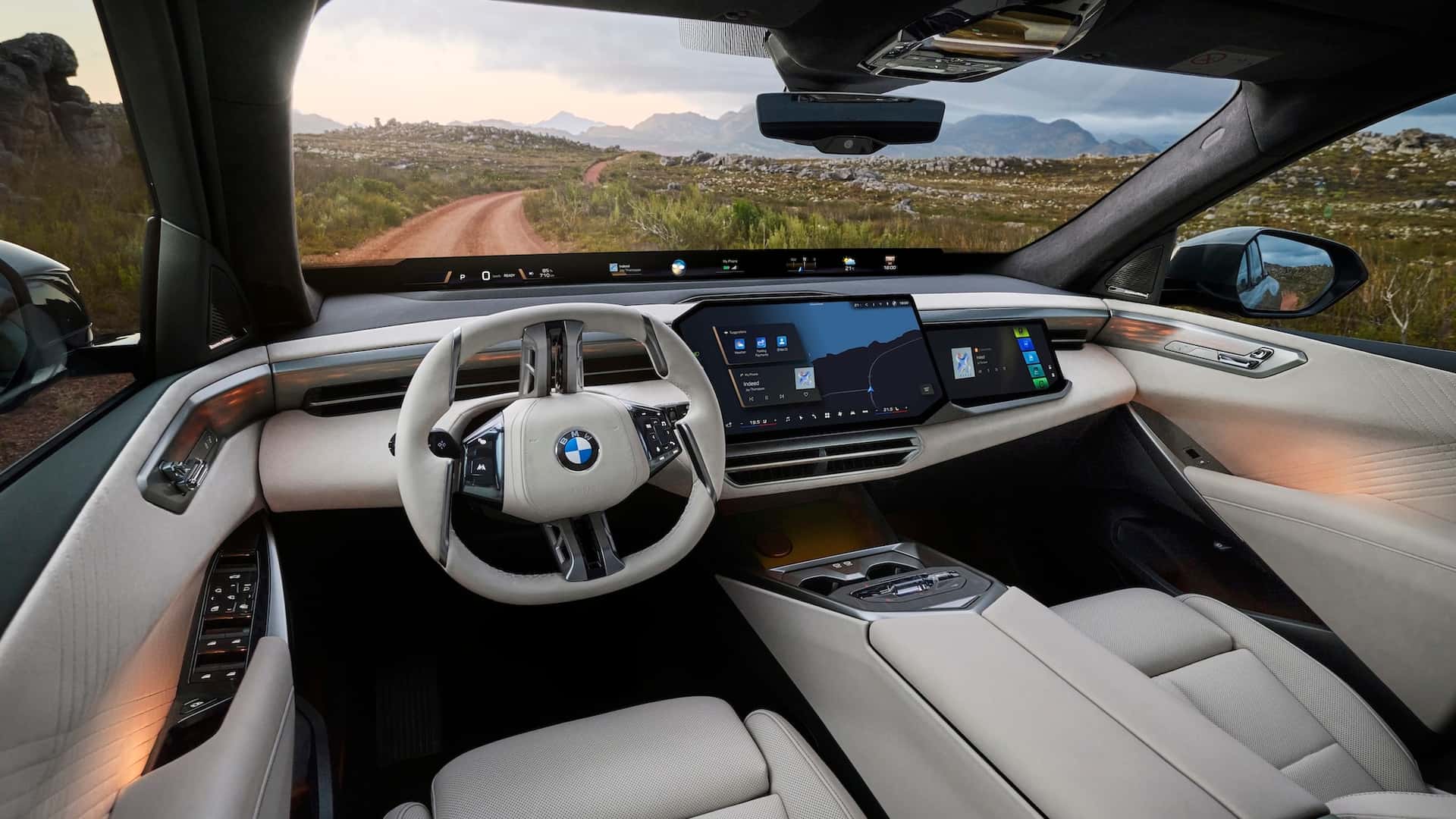 Khoang lái sử dụng màn hình Panoramic iDrive. Ảnh: BMW