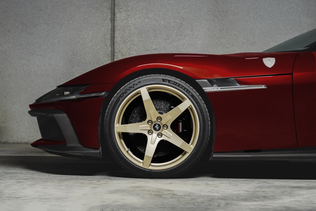 Bộ mâm rèn 5 chấu thiết kế riêng của phiên bản Manuale. Ảnh: Ferrari