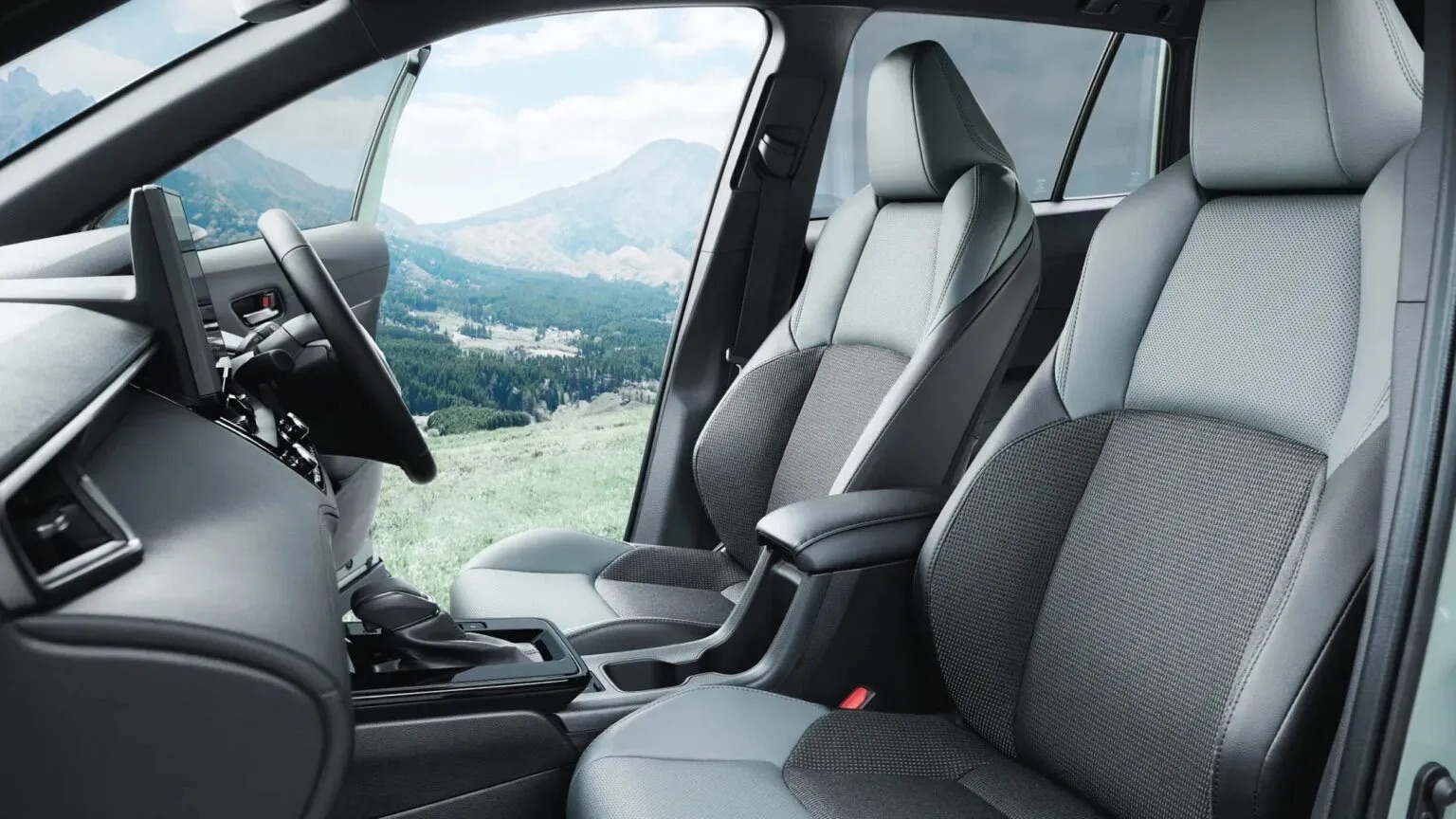 Camera quan sát xuyên gầm được bổ sung trên xe. Ảnh: Toyota