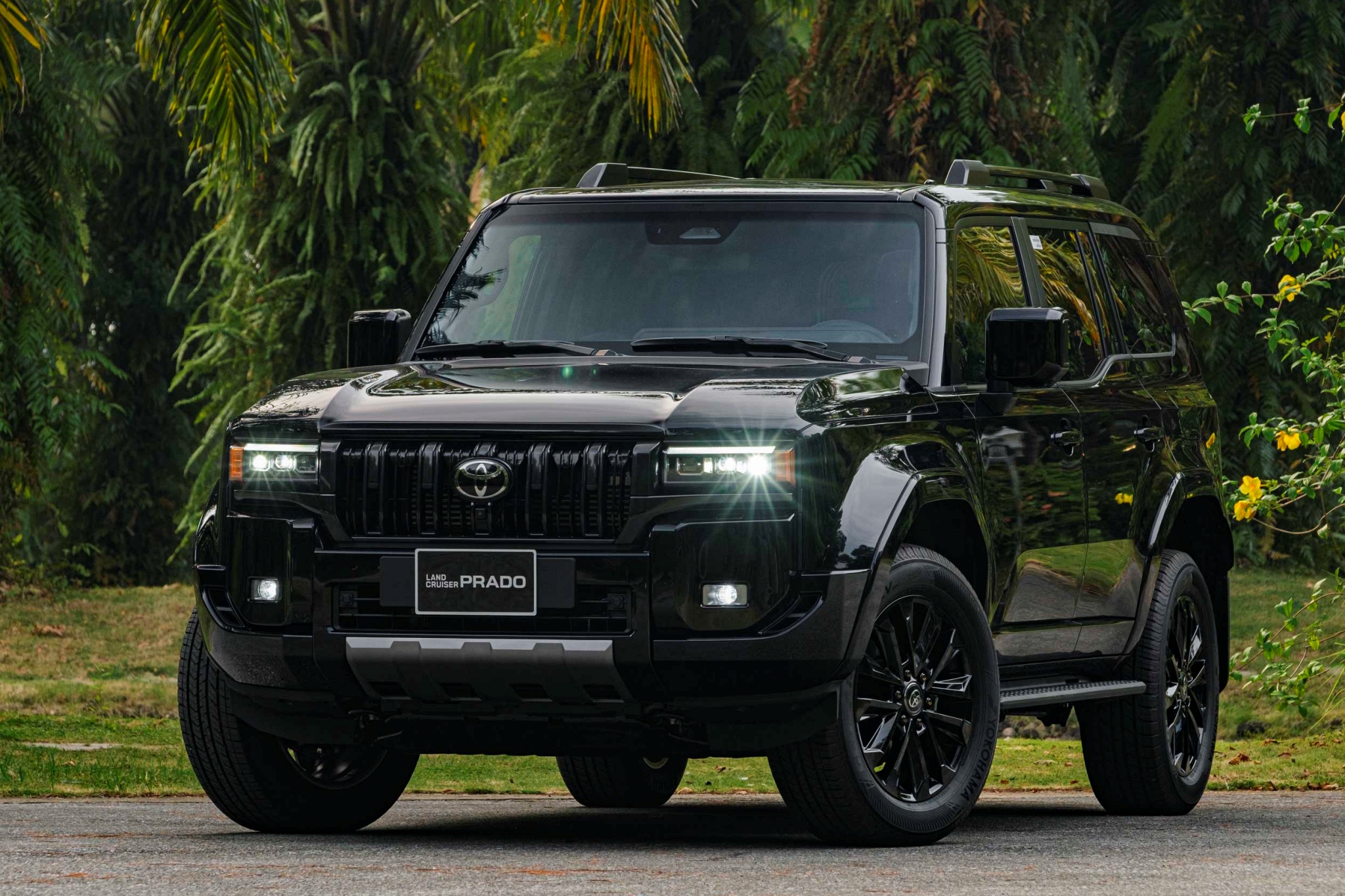 Toyota Land Cruiser Prado hiện được phân phối với một phiên bản, giá 3,48 tỷ đồng (Ảnh: TMV).