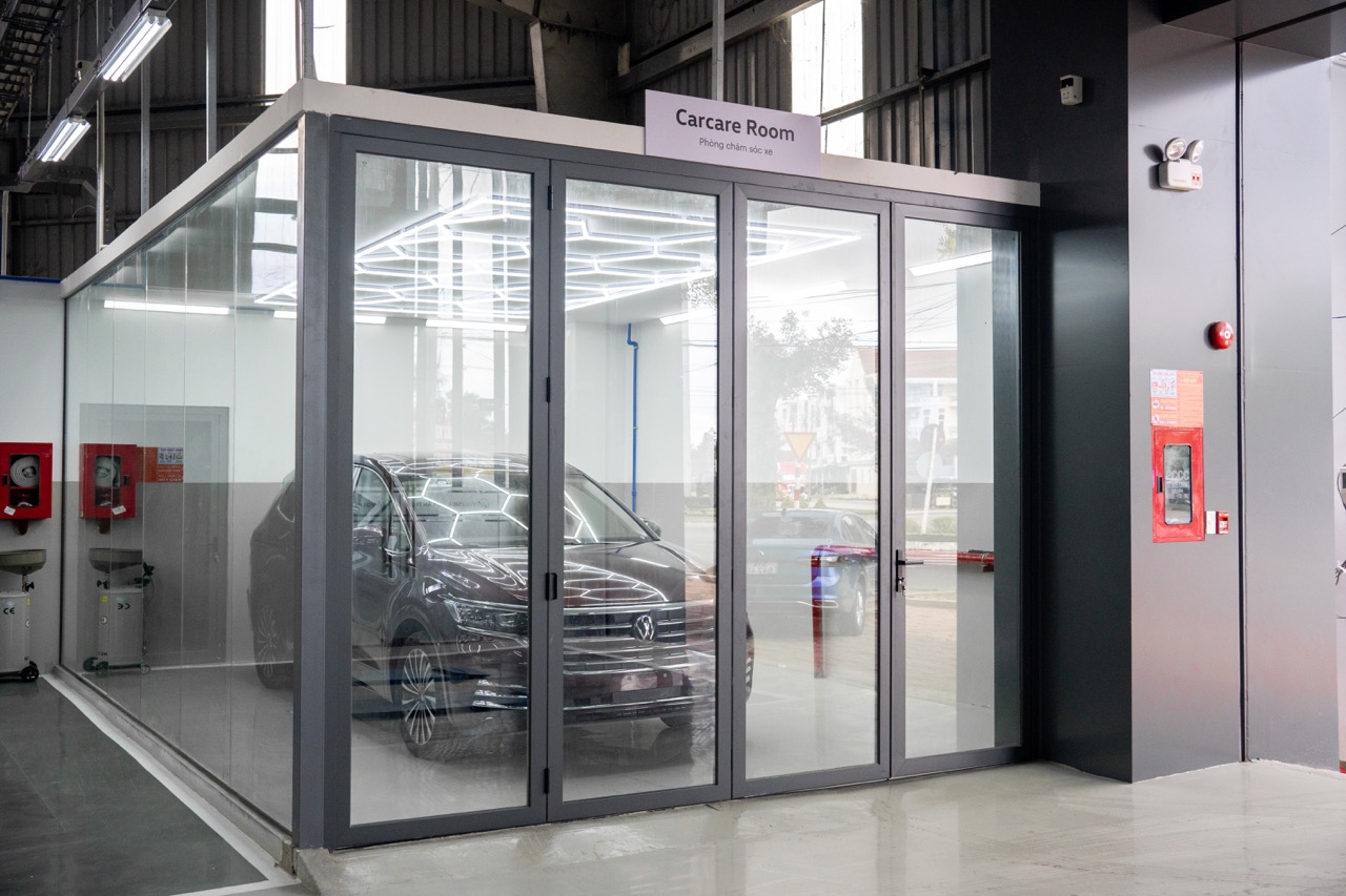 Khoang chăm sóc xe và khu vực dành cho xe điện. Ảnh: Volkswagen Việt Nam