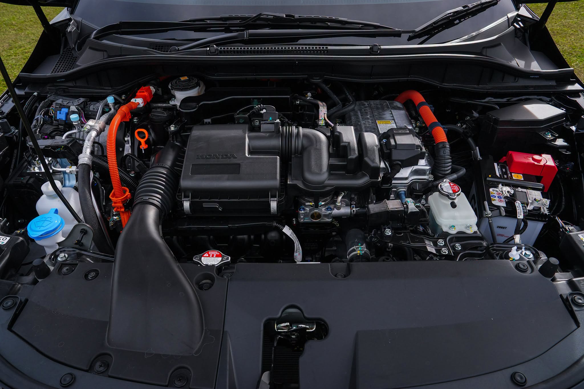 Ở phiên bản Hybrid, người lái có thể tăng/giảm mức phanh tái sinh thông qua lẫy chuyển số trên vô-lăng (Ảnh: Honda).