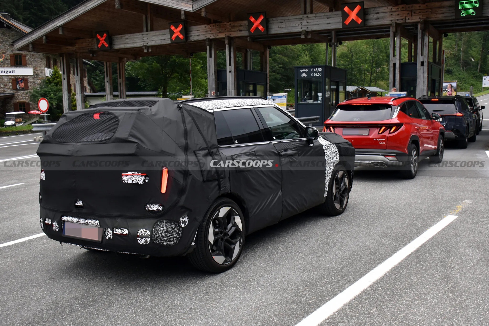 Thiết kế đuôi xe thay đổi đáng kể so với bản hiện hành. Ảnh: Carscoops