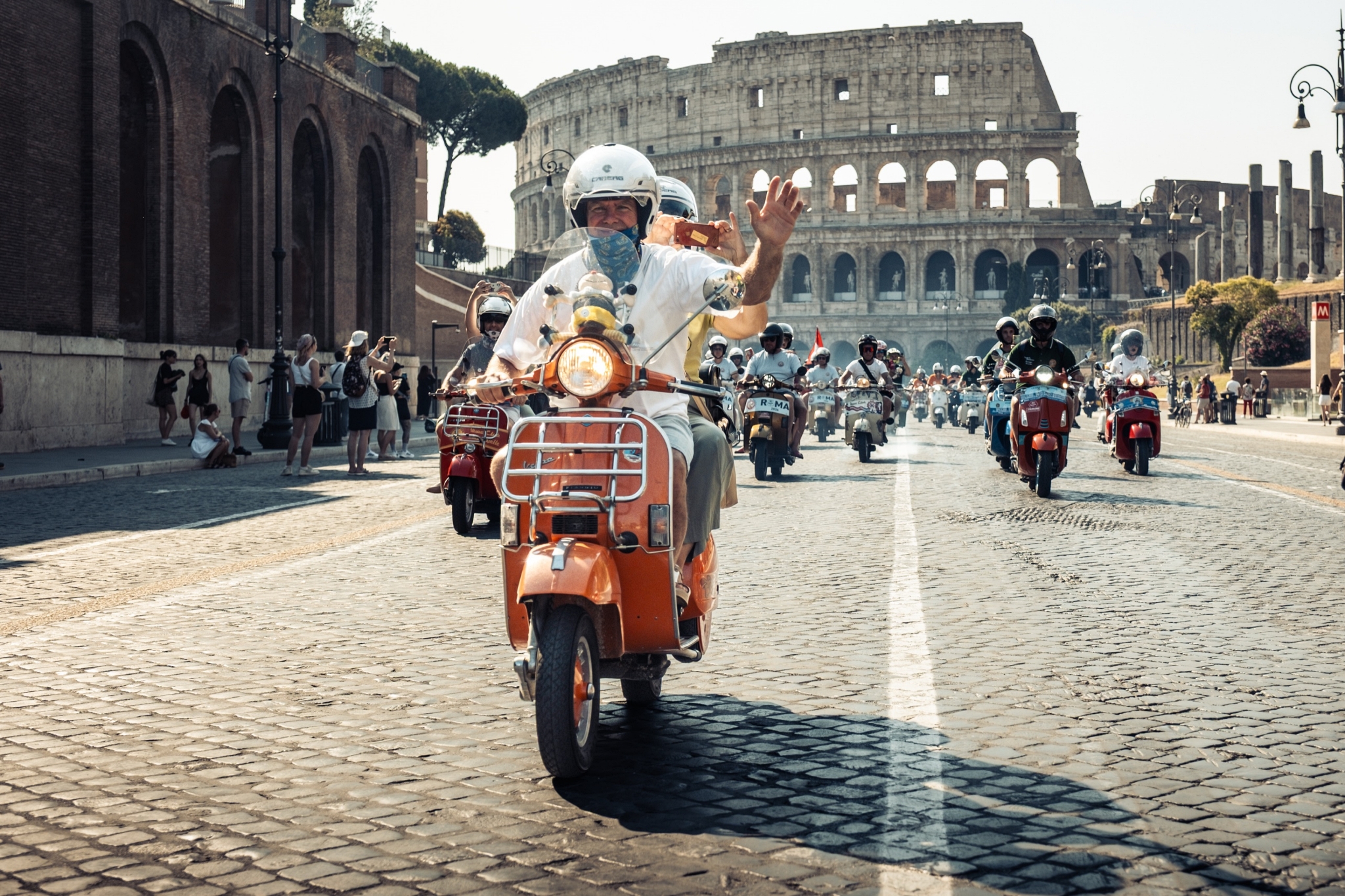 Những chiếc Vespa sặc sỡ phủ kín các con phố tại Roma (Ảnh: Piaggio).