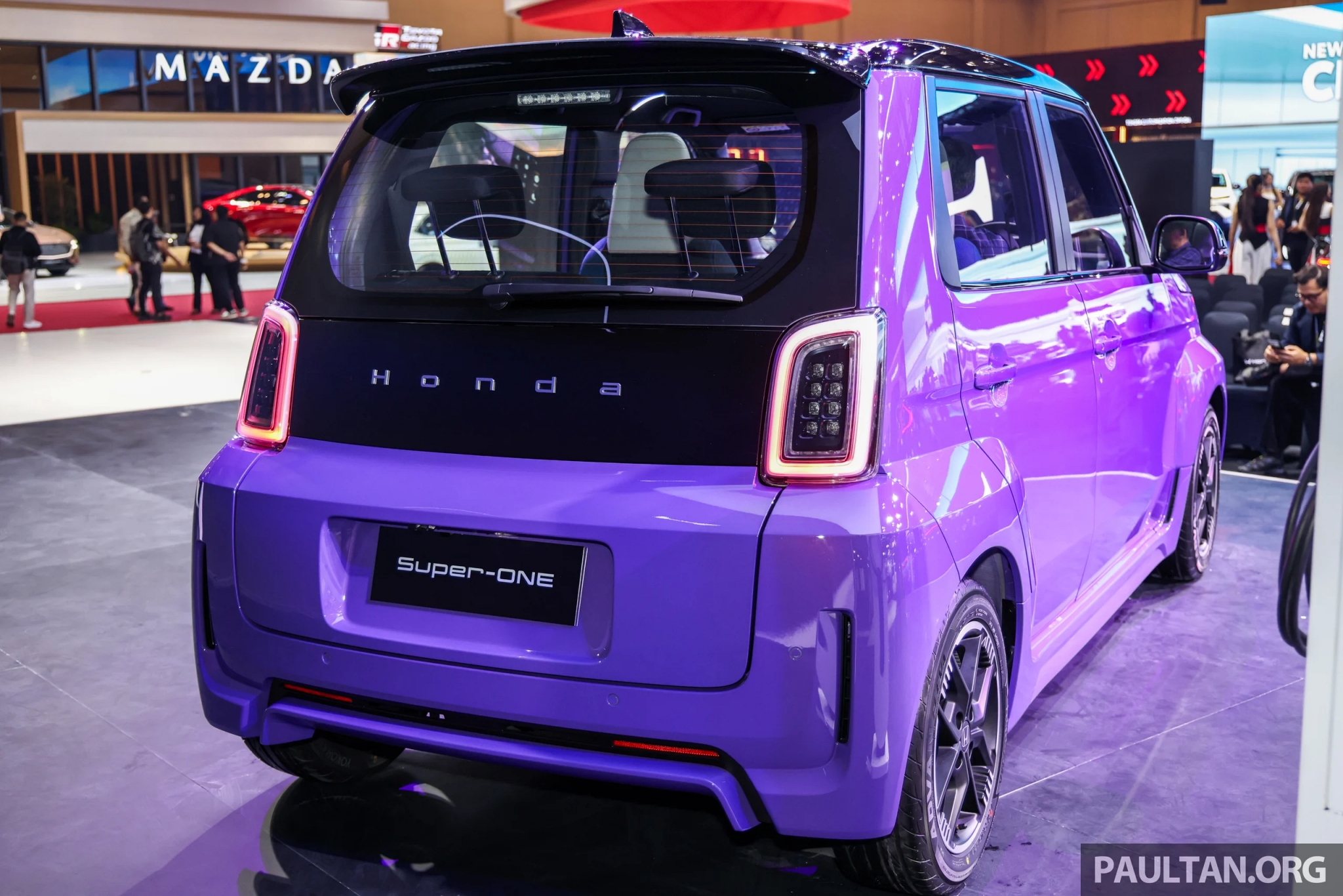 Sắc tím Boost Violet Pearl độc đáo tôn thêm vẻ "ăn chơi" cho mẫu ô tô điện Honda (Ảnh: Paultan).