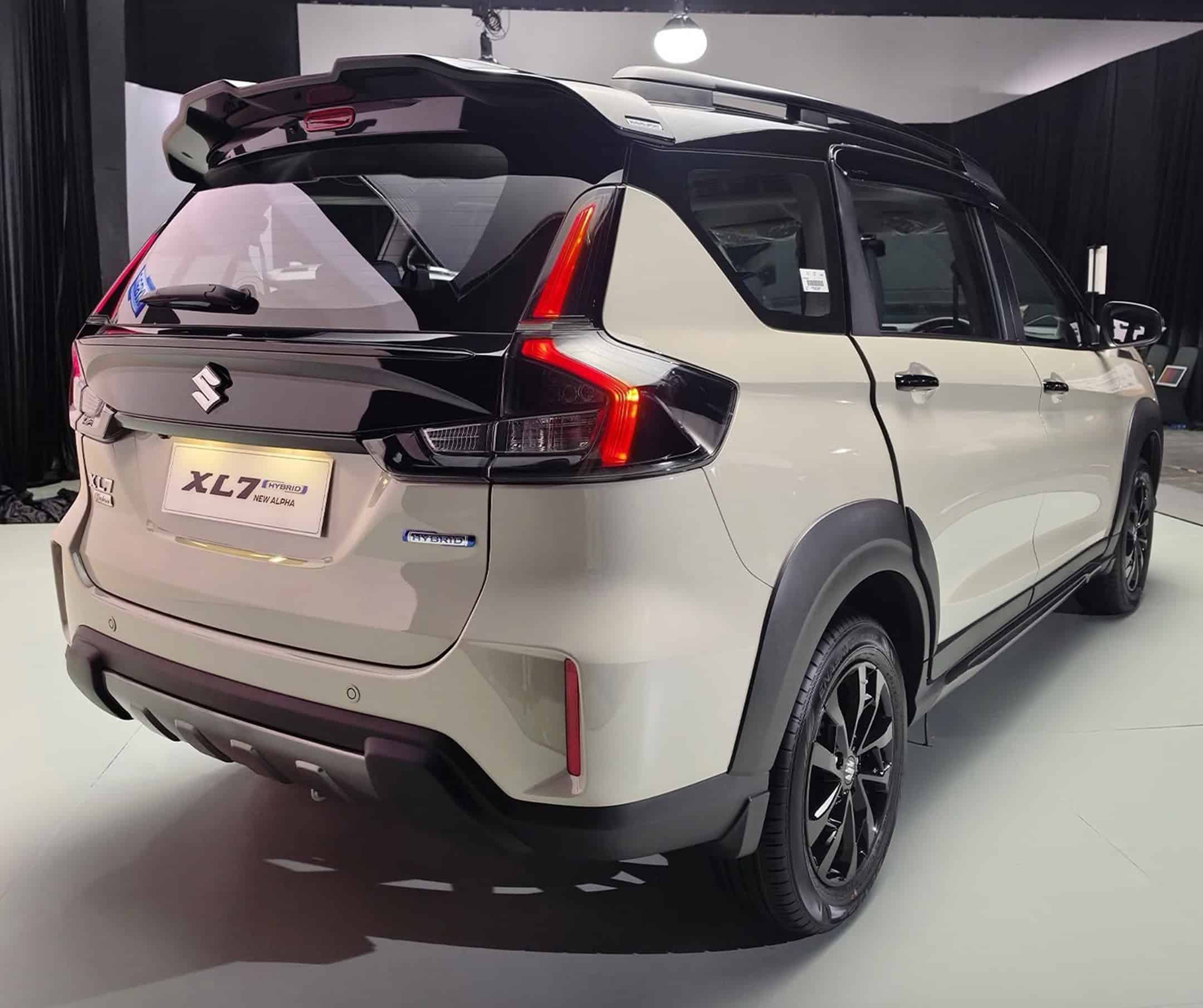 Phiên bản Alpha Hybrid sở hữu nhiều chi tiết sơn đen. Ảnh: Kendara