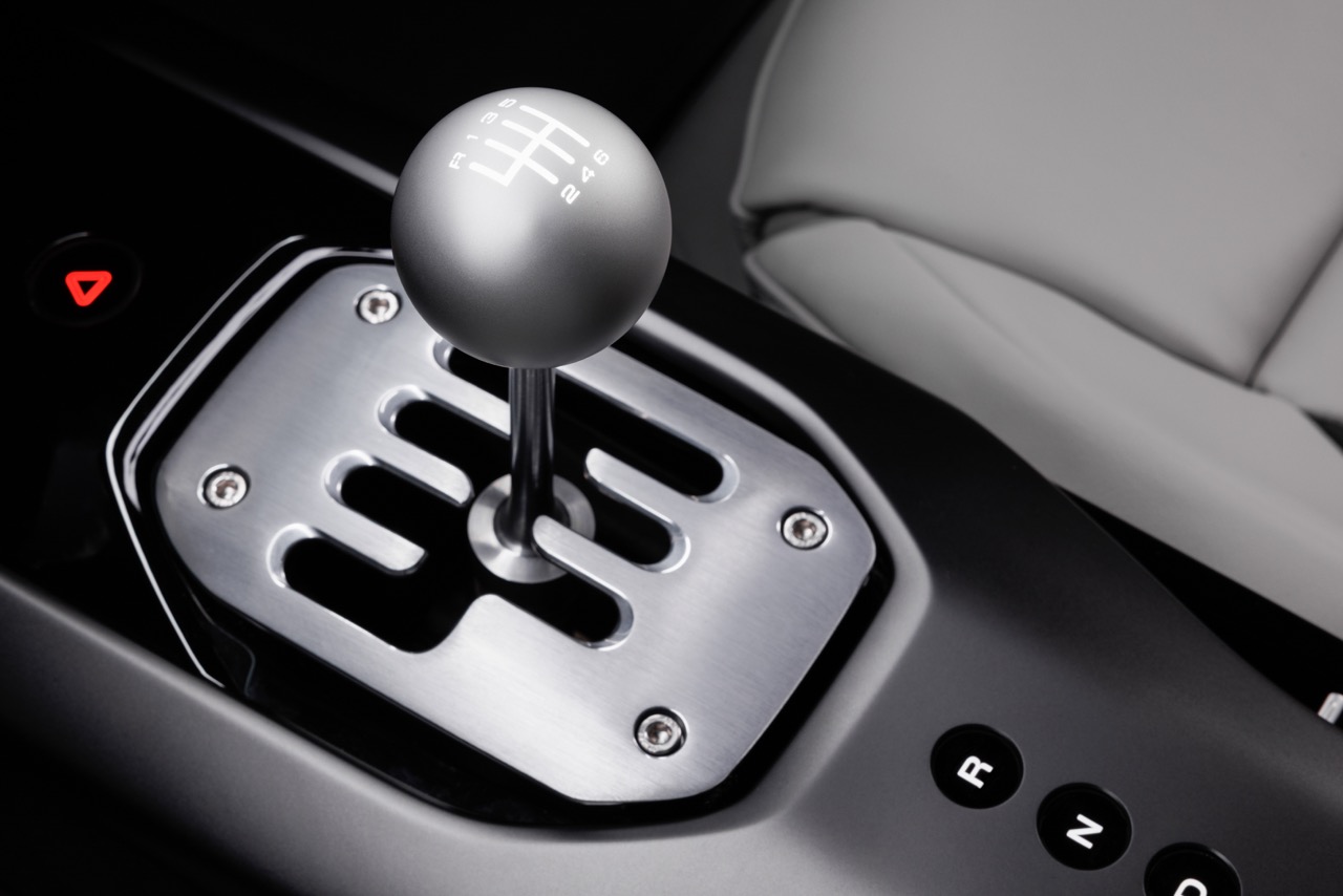 Cần số sàn Manuale By-Wire trên mẫu Ferrari mới. Ảnh: Ferrari