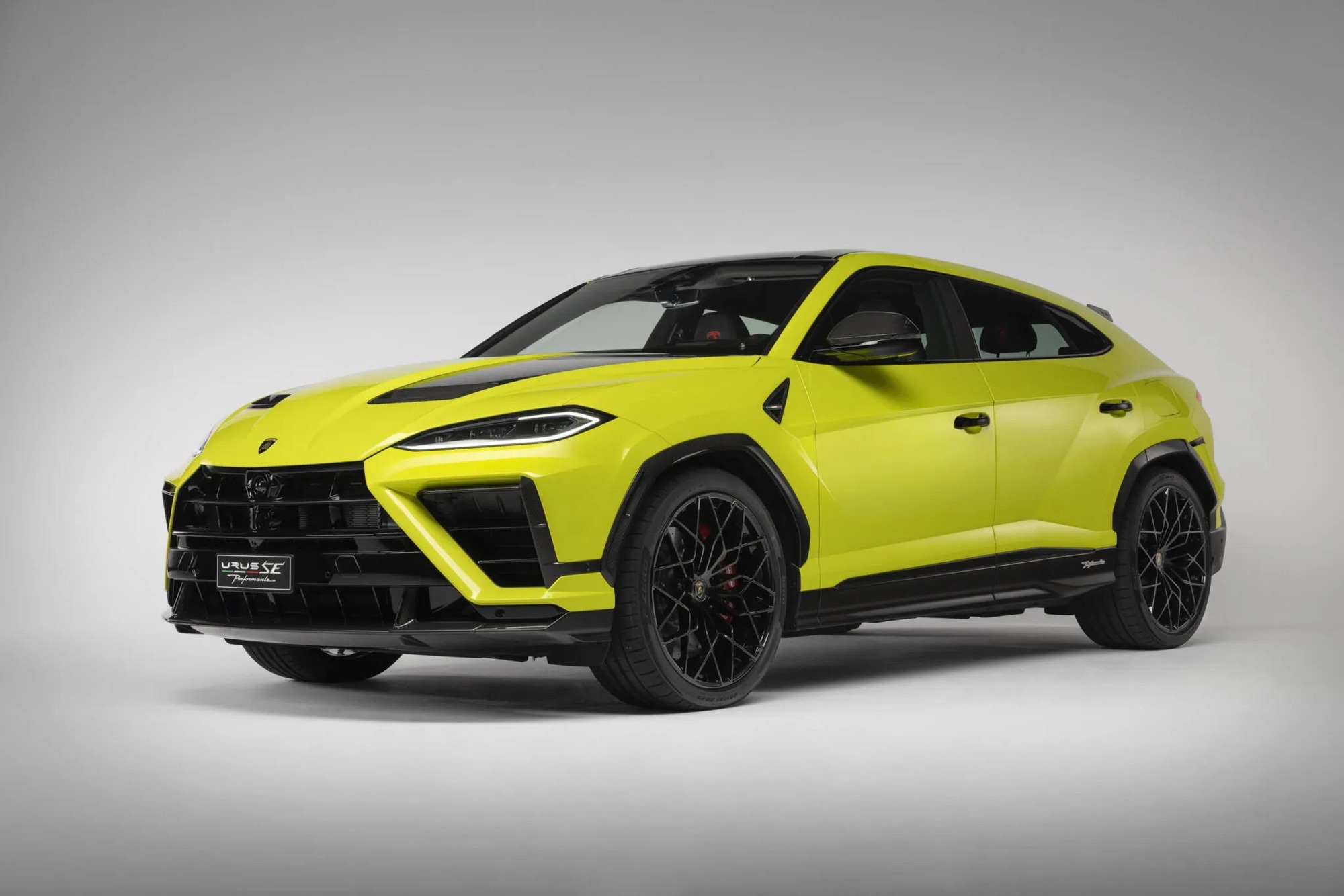 Thiết kế khí động học được tinh chỉnh với nhiều chi tiết sợi carbon. Ảnh: Lamborghini