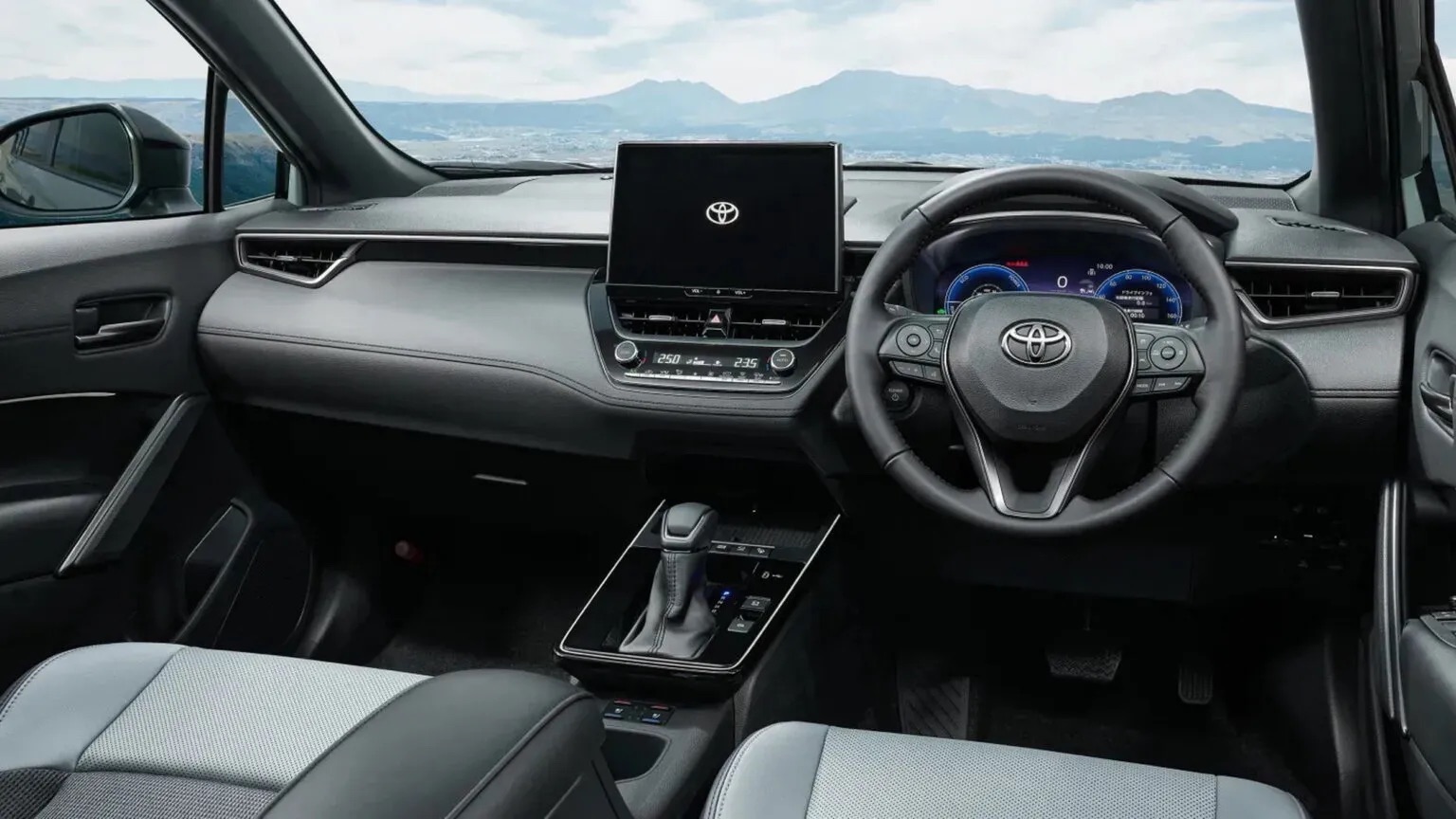 Nội thất phối da và vải với tông màu đen - xám. Ảnh: Toyota