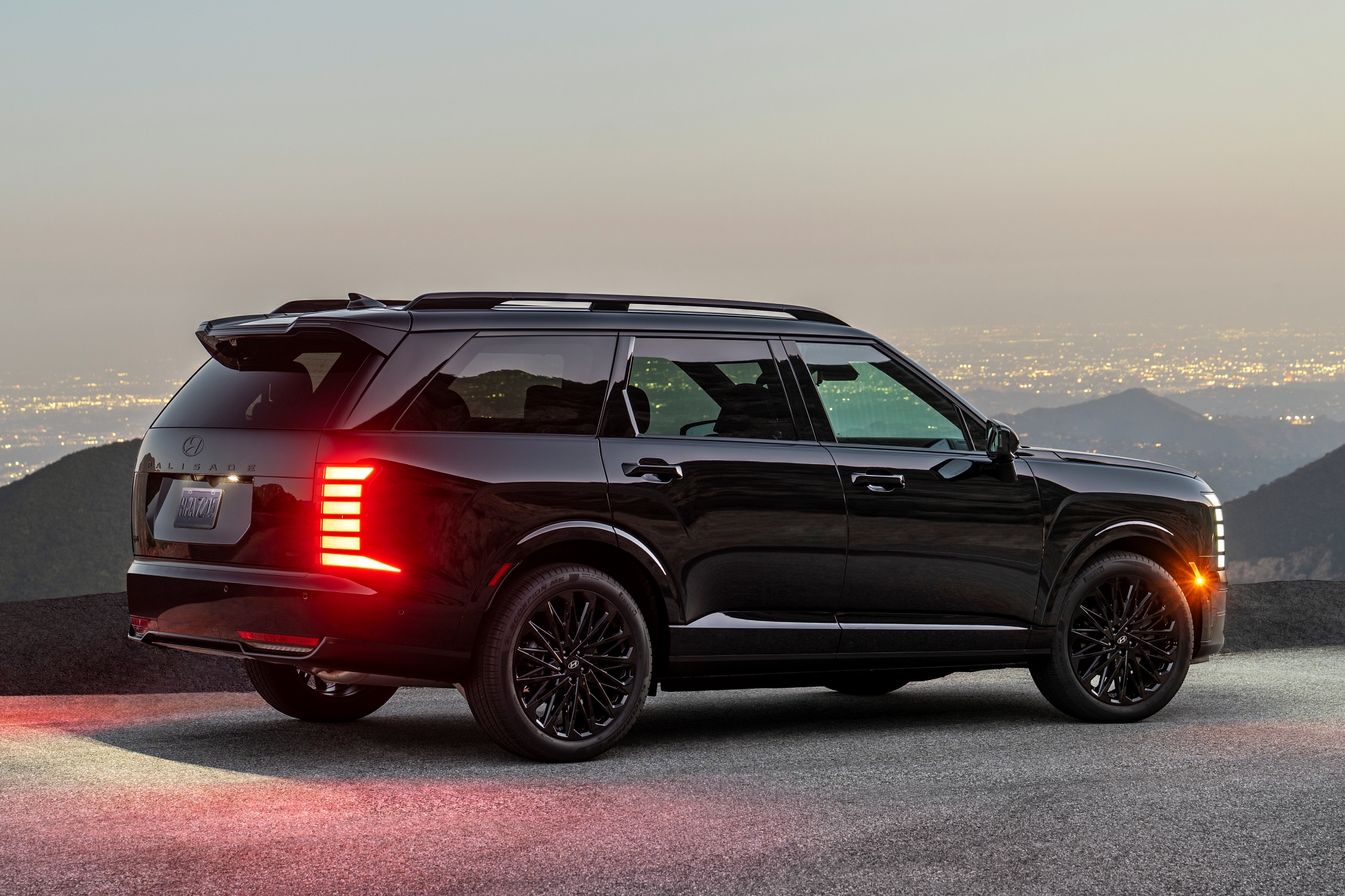 Thiết kế thân và đuôi xe Hyundai Palisade 2026 dễ gợi liên tưởng đến Range Rover đời mới nhất (Ảnh: Hyundai).