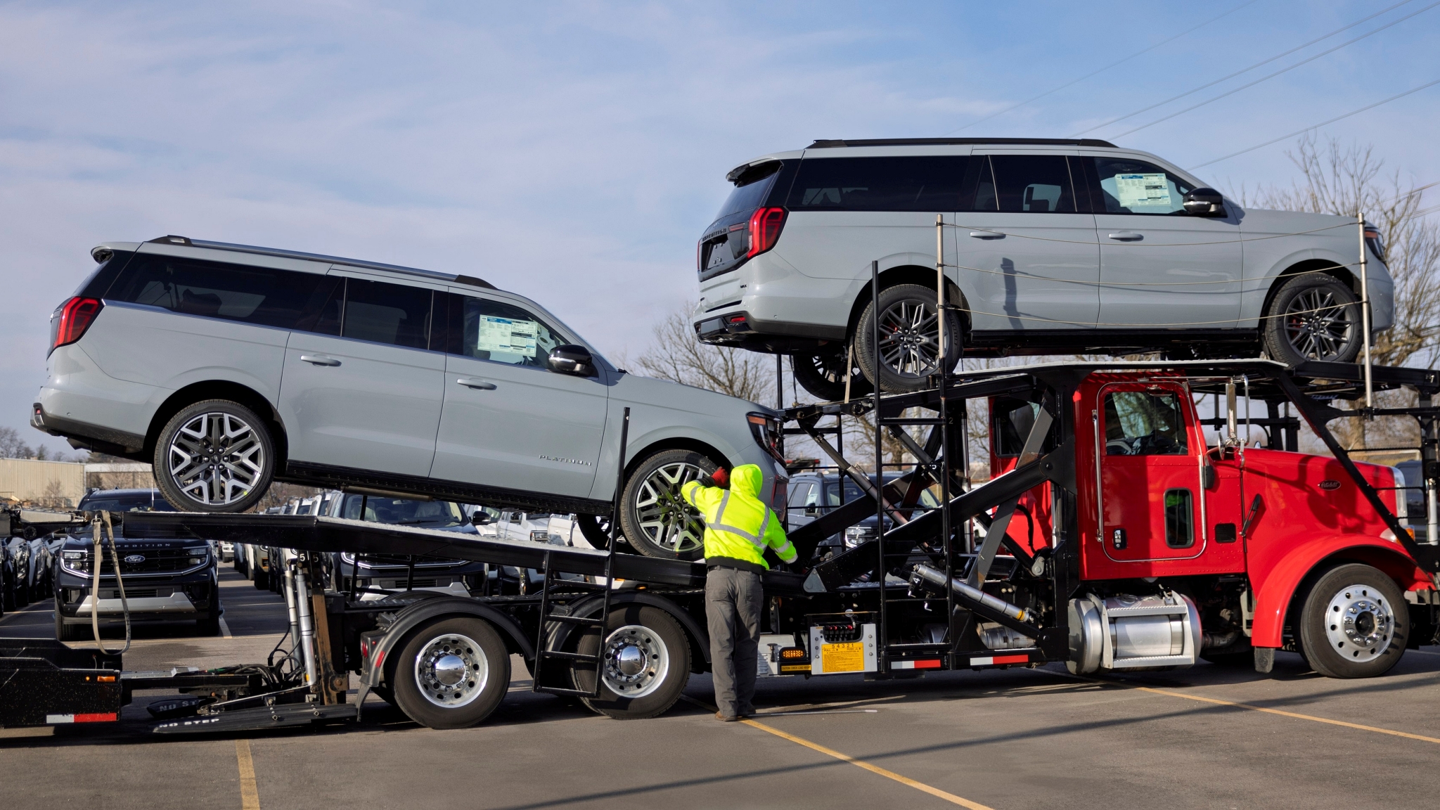 CEO Ford kêu gọi chính quyền Mỹ phạt GM, Toyota vì nhập quá nhiều xe