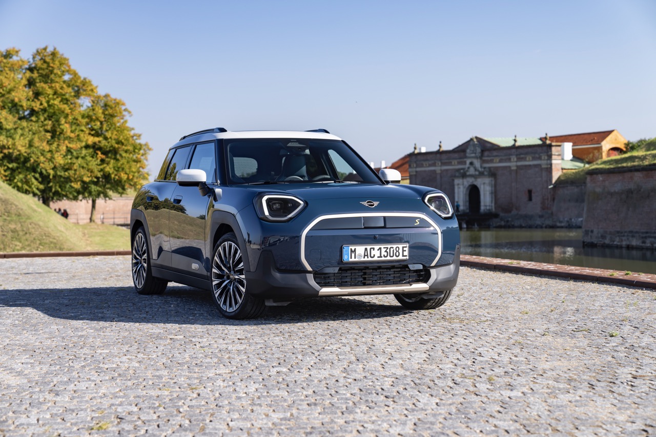 MINI Aceman ra mắt Việt Nam: SUV điện cỡ nhỏ chạy 406 km, giá 2,419 tỷ đồng