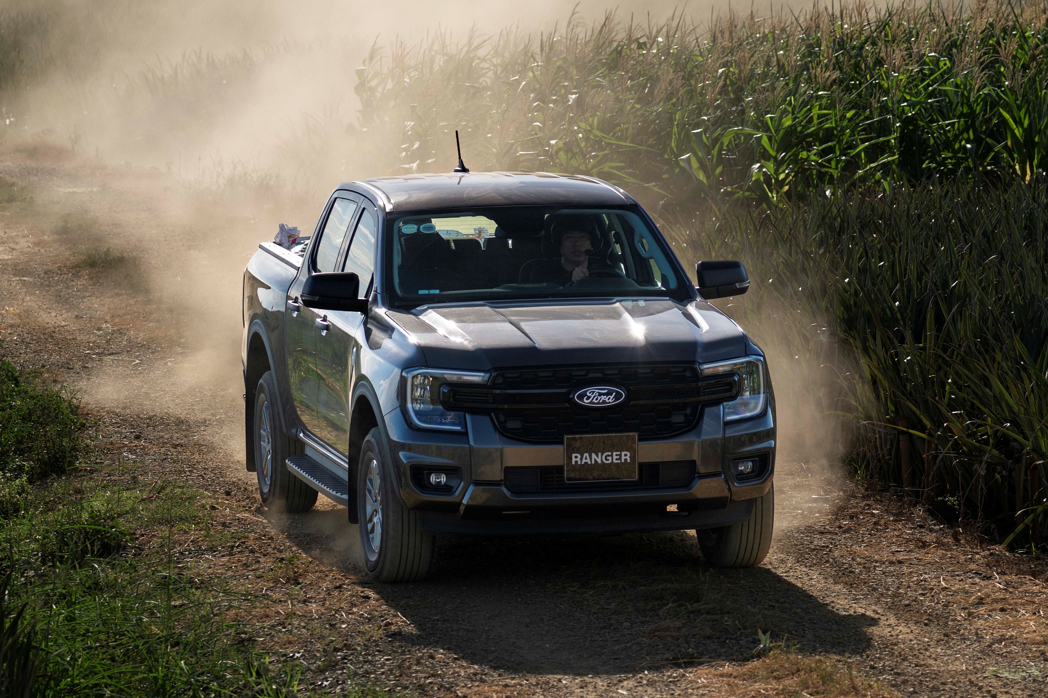 Từ 707 triệu đồng, Ford Ranger XLS 2026 đã có hộp số 10 cấp, xích cam, màn hình 12 inch - "Phả hơi nóng" lên Hilux, Triton